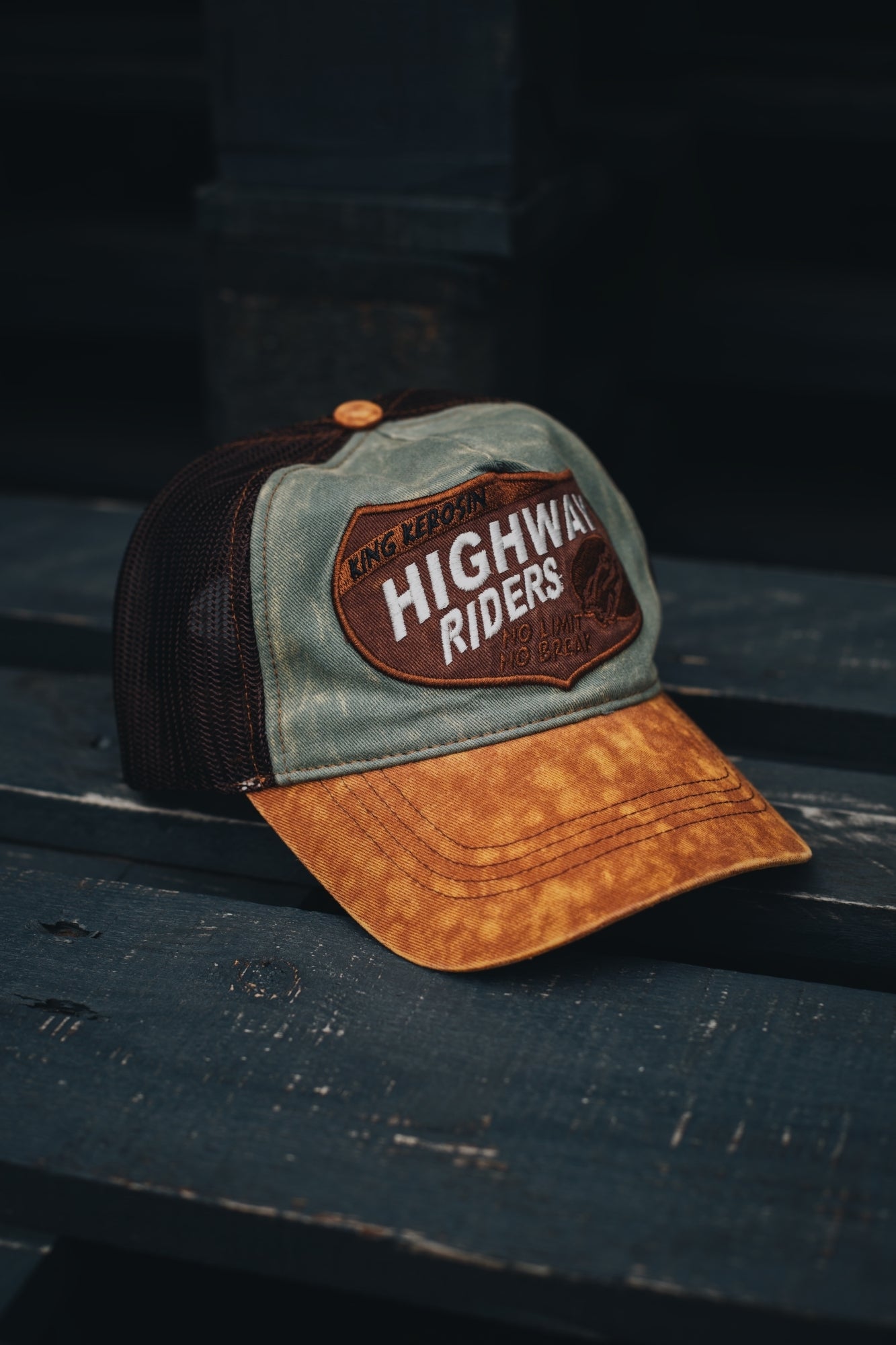 Trucker Cap mit authentischem Enzymwash «Highway Riders» Trucker Cap von King Kerosin