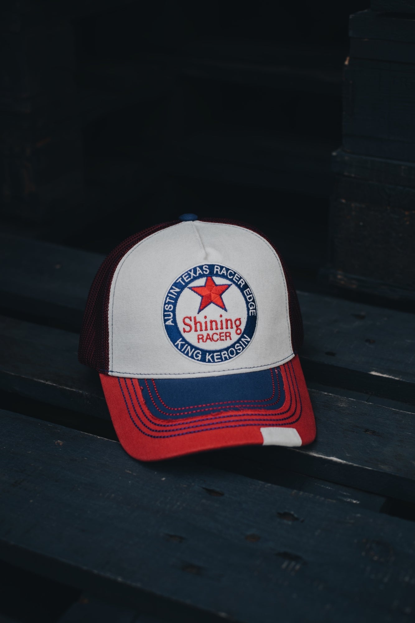 Trucker Cap mit kontrastierender Stickerei «Shining» Trucker Cap von King Kerosin
