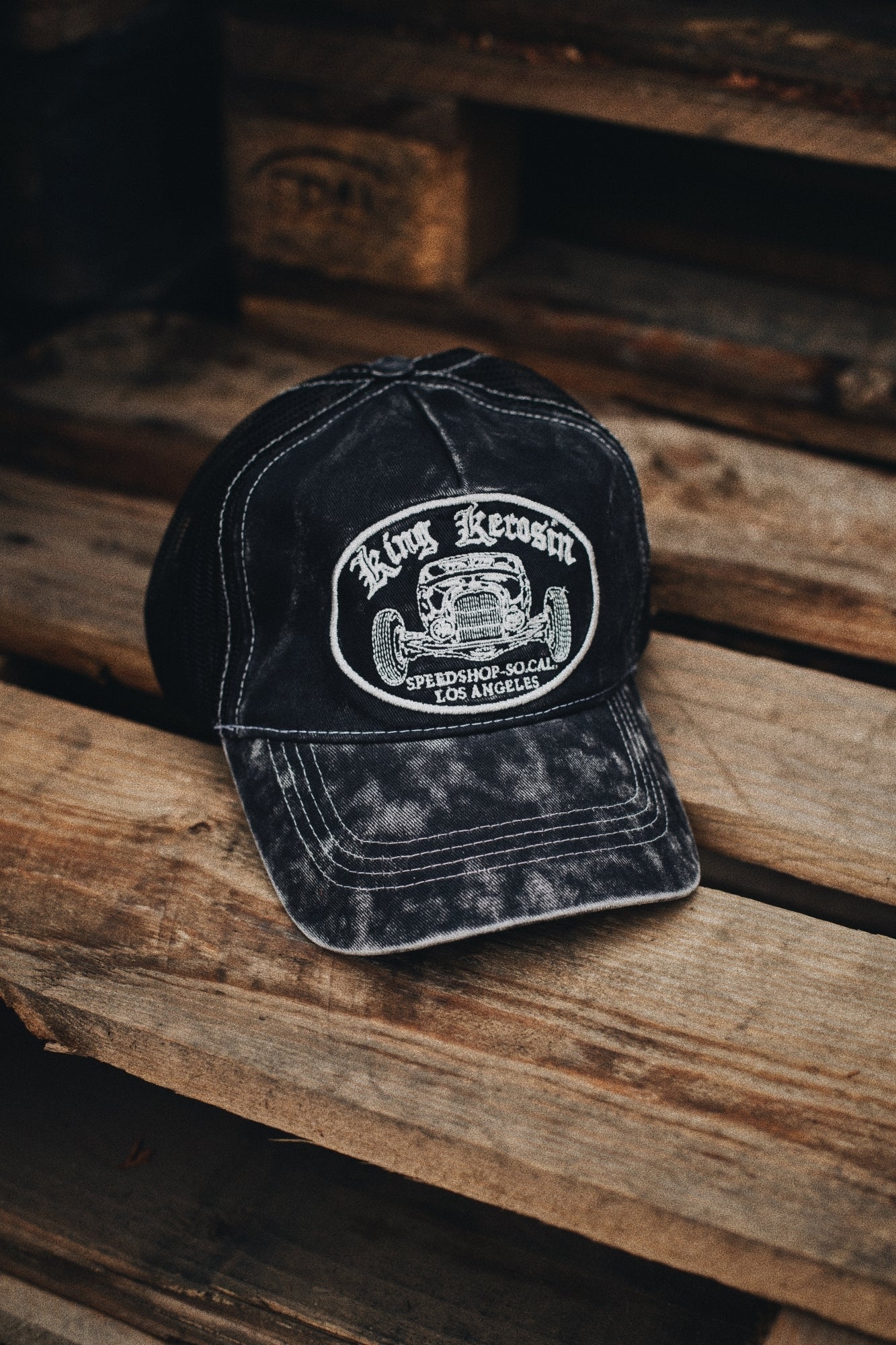 Trucker Cap mit Stickerei in der Front und Enzymwash «Speedshop SoCal» Trucker Cap von King Kerosin