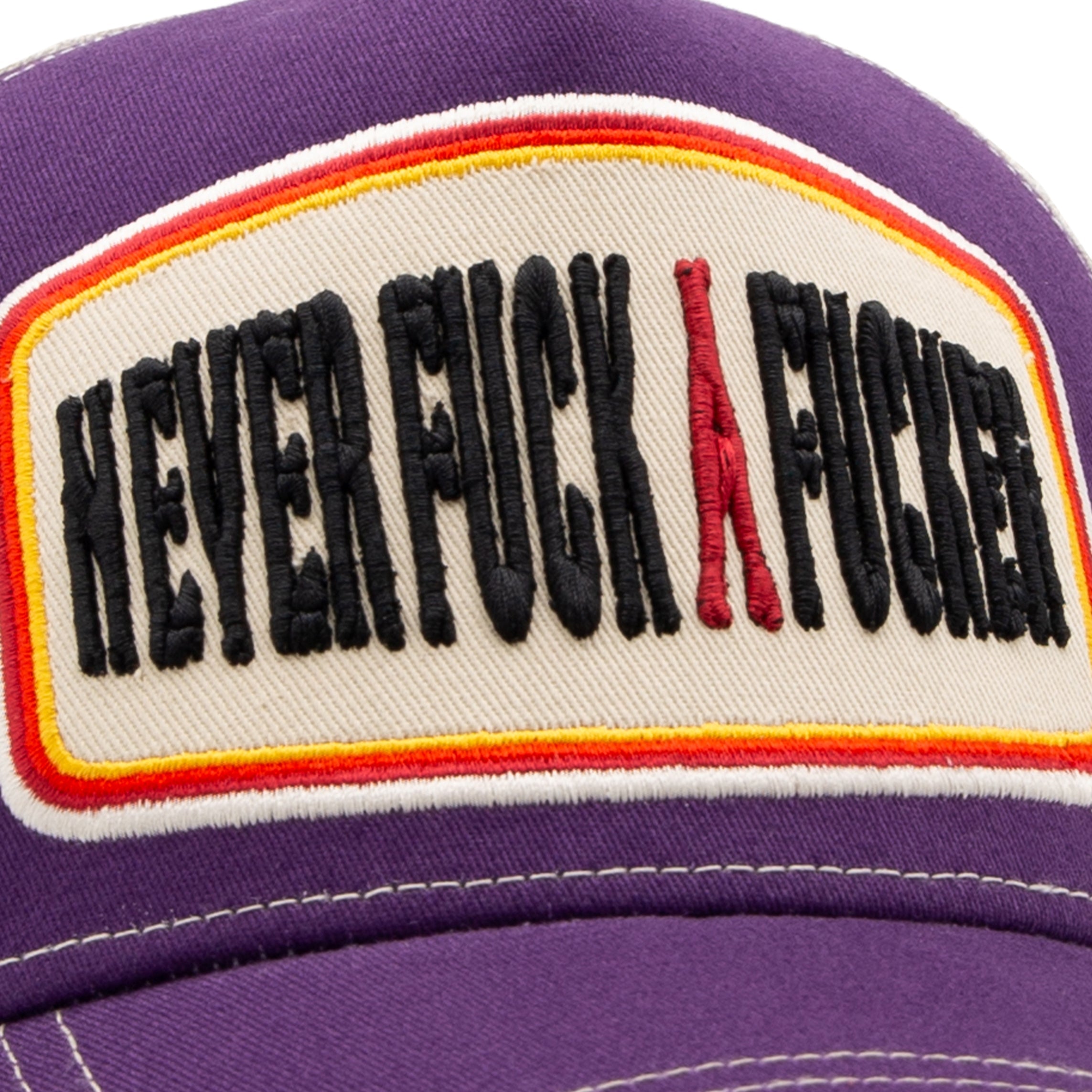 Trucker Cap 'Never Fuck A Fucker' in Pflaume Trucker Cap von King Kerosin