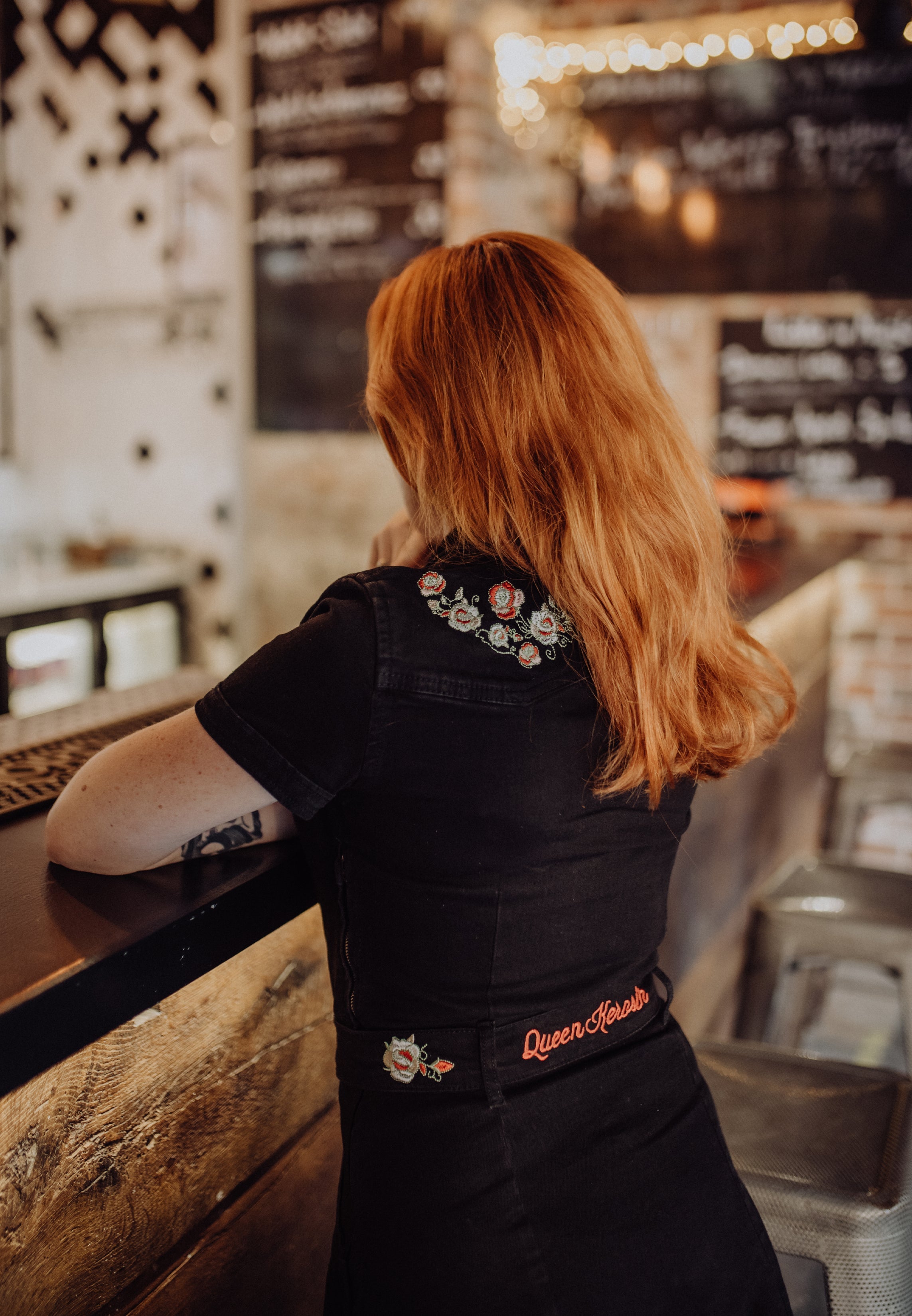 Queen Kerosin - 50s Swing Jeanskleid mit Stickerei