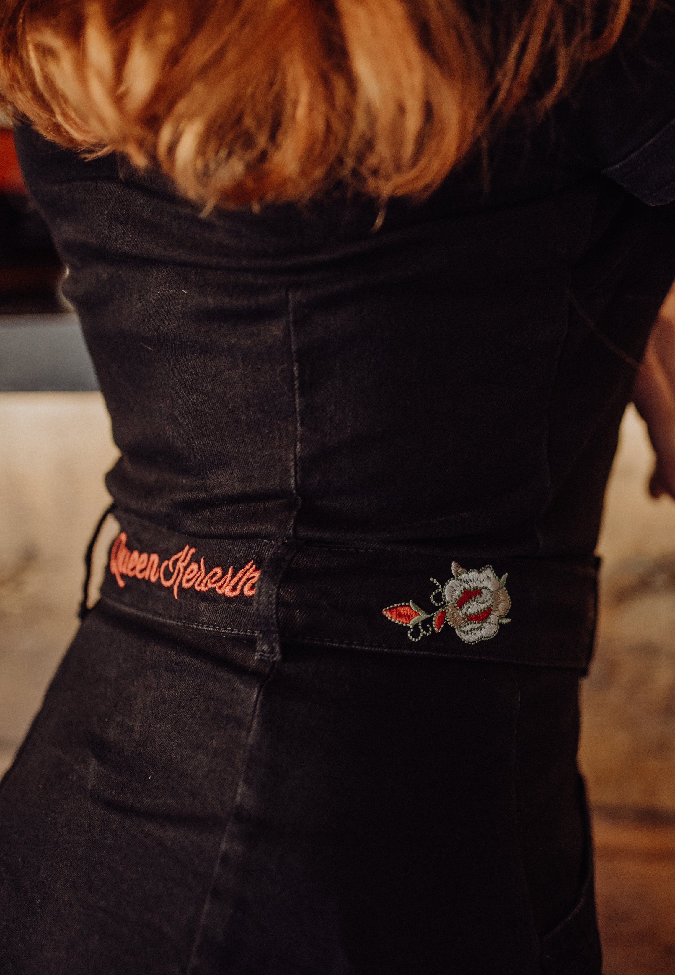 Queen Kerosin - 50s Swing Jeanskleid mit Stickerei