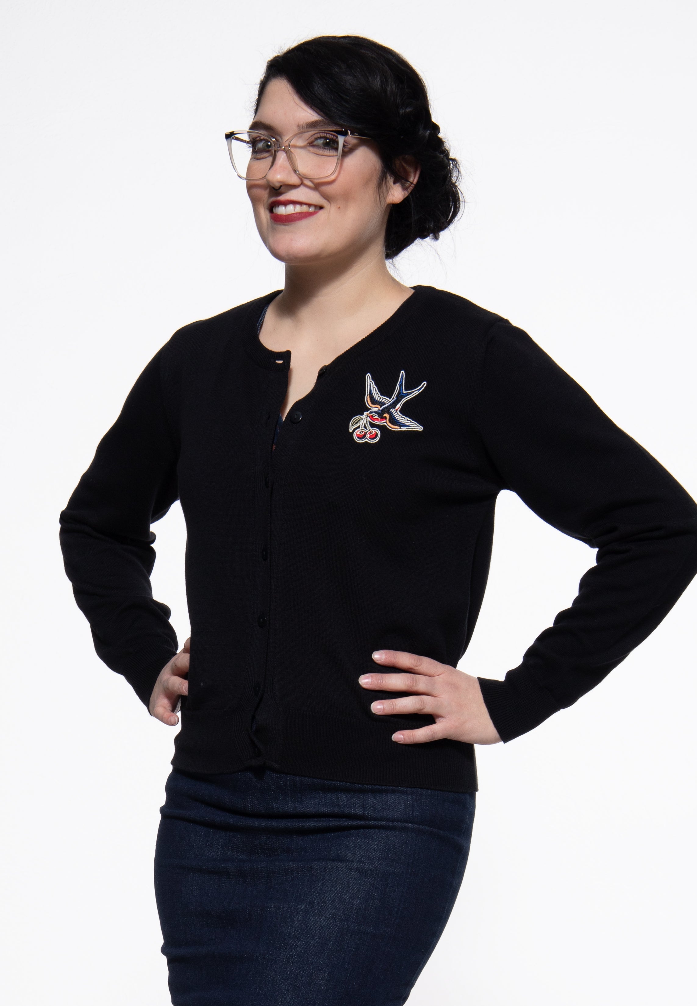 Cardigan 'Swallow and Cherry' in Schwarz Cardigan von Queen Kerosin