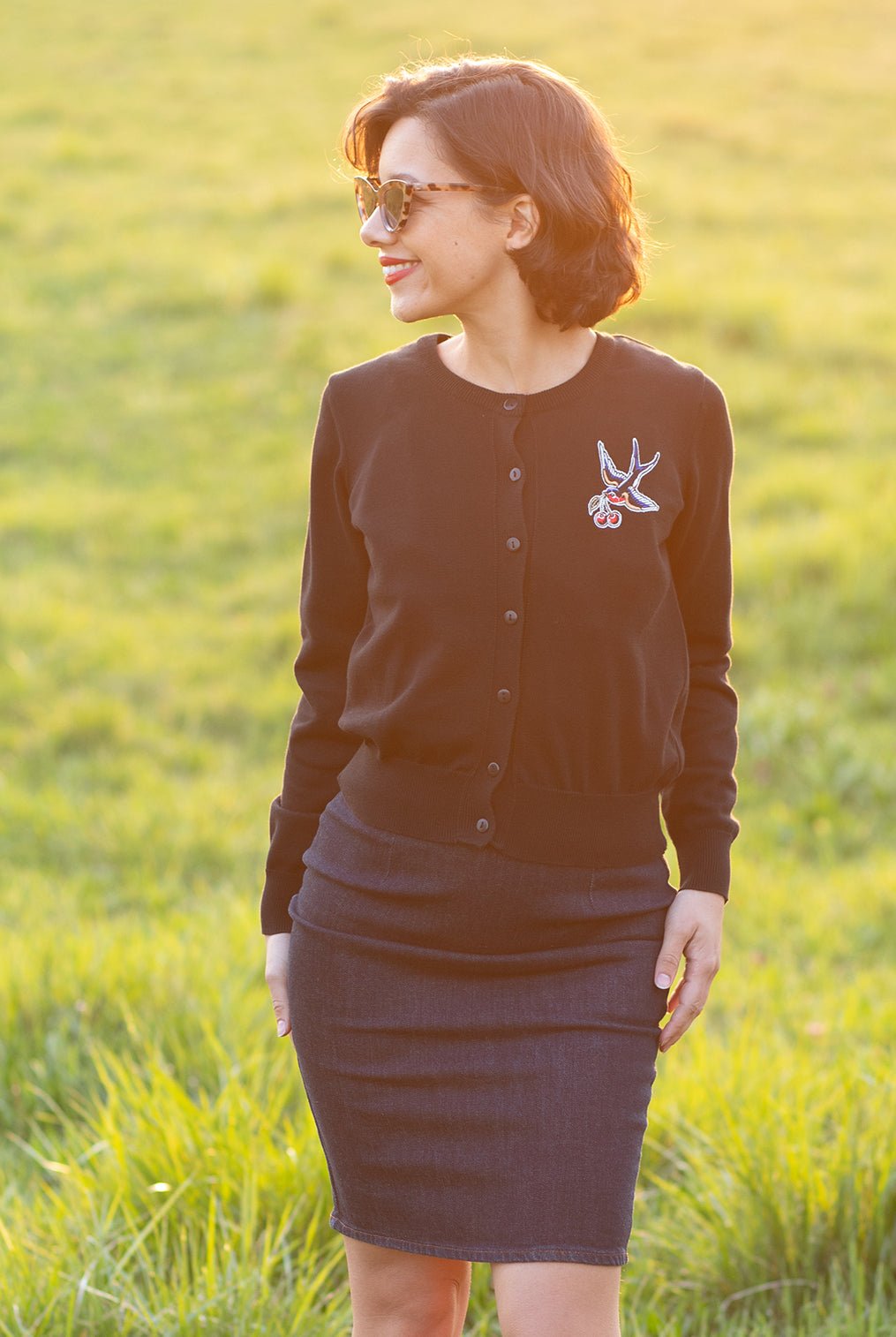 Cardigan 'Swallow and Cherry' in Schwarz Cardigan von Queen Kerosin