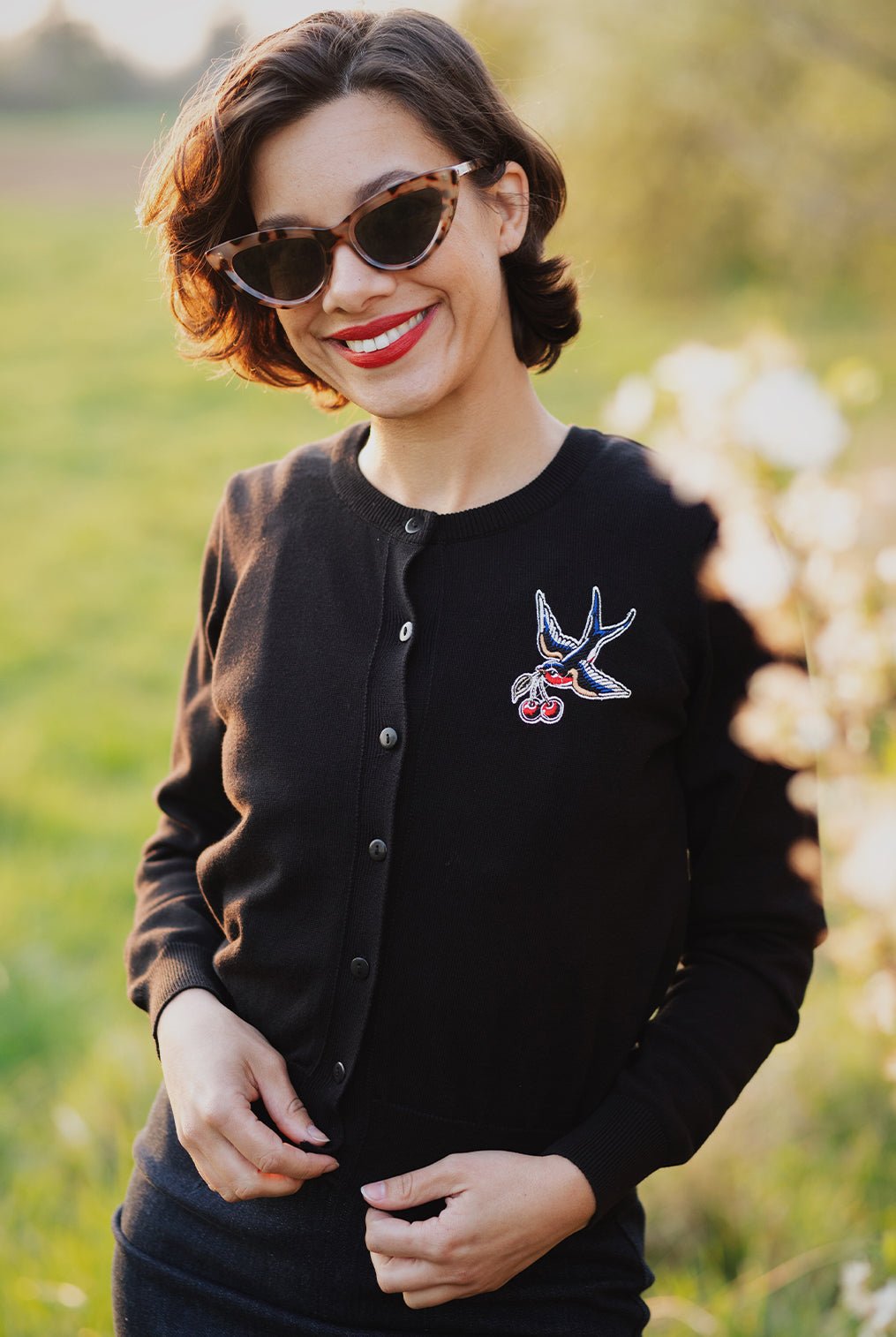 Cardigan 'Swallow and Cherry' in Schwarz Cardigan von Queen Kerosin