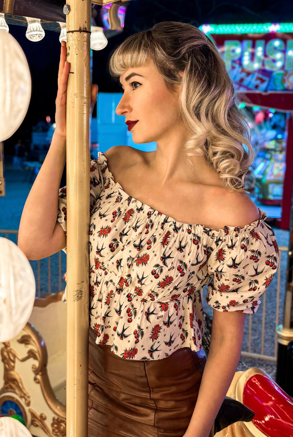 Carmen - Top 'Cherries & Roses' in Beige Blusen von Queen Kerosin