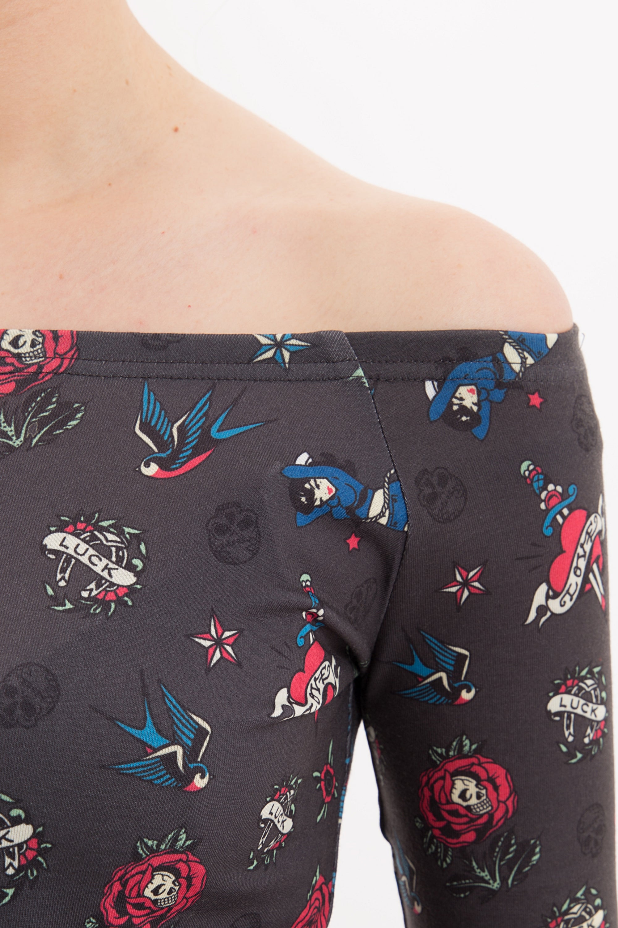 Queen Kerosin - Carmenshirt komplett bedruckt mit regulierbarem Ausschnitt «Old School Tatoos»