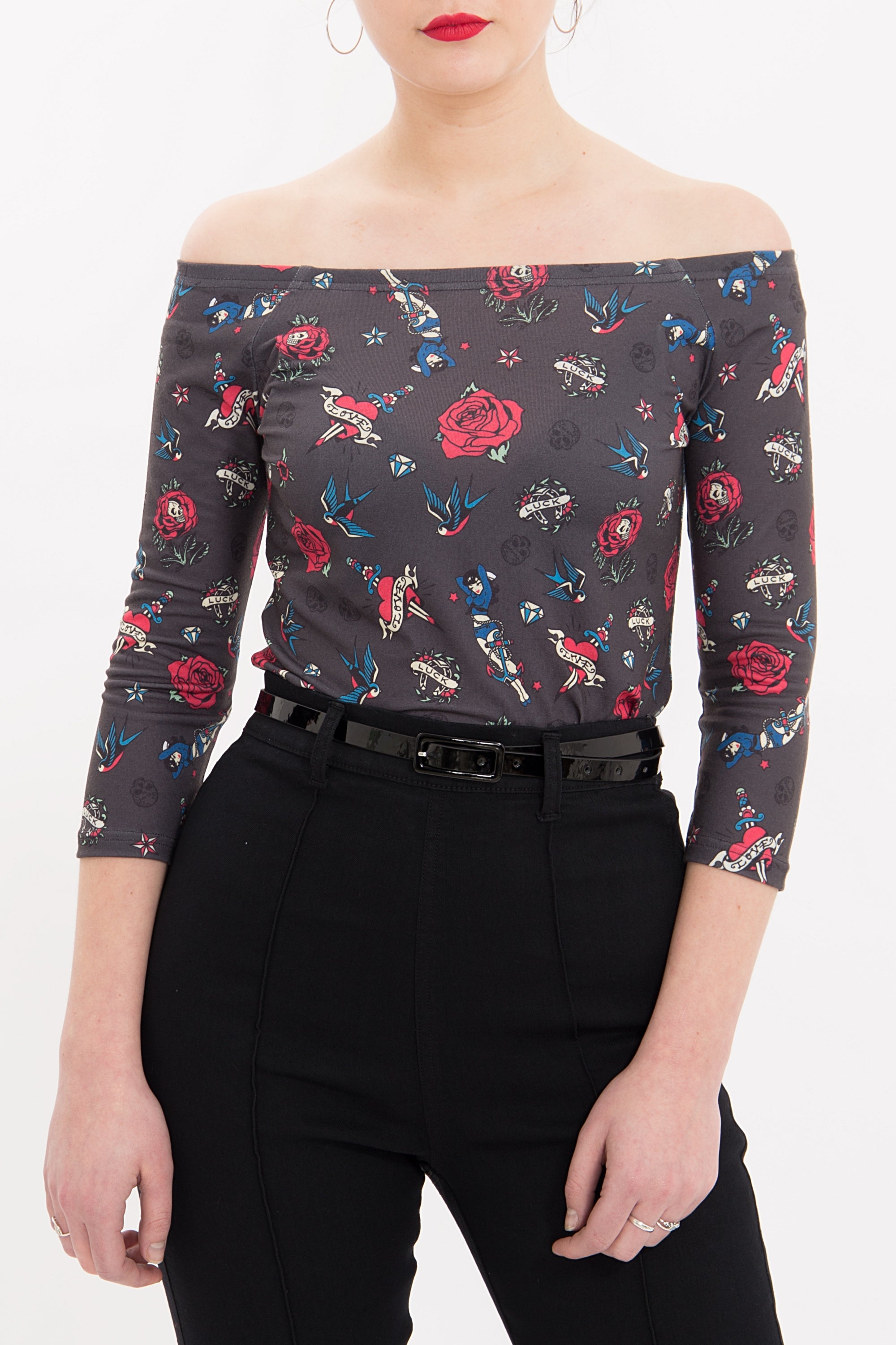 Queen Kerosin - Carmenshirt komplett bedruckt mit regulierbarem Ausschnitt «Old School Tatoos»