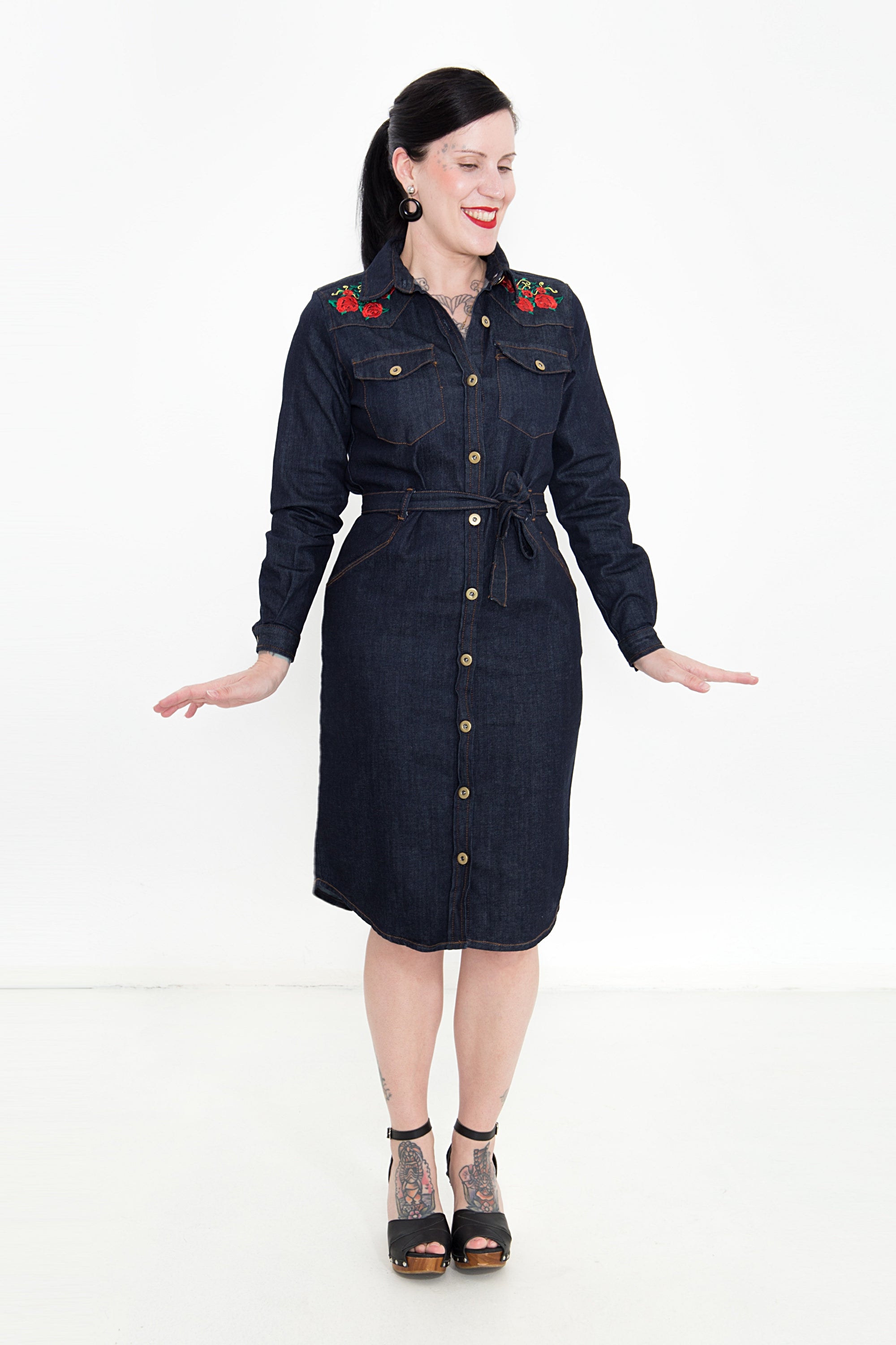 Queen Kerosin - Denim Kleid mit Western Stickereien «Western»