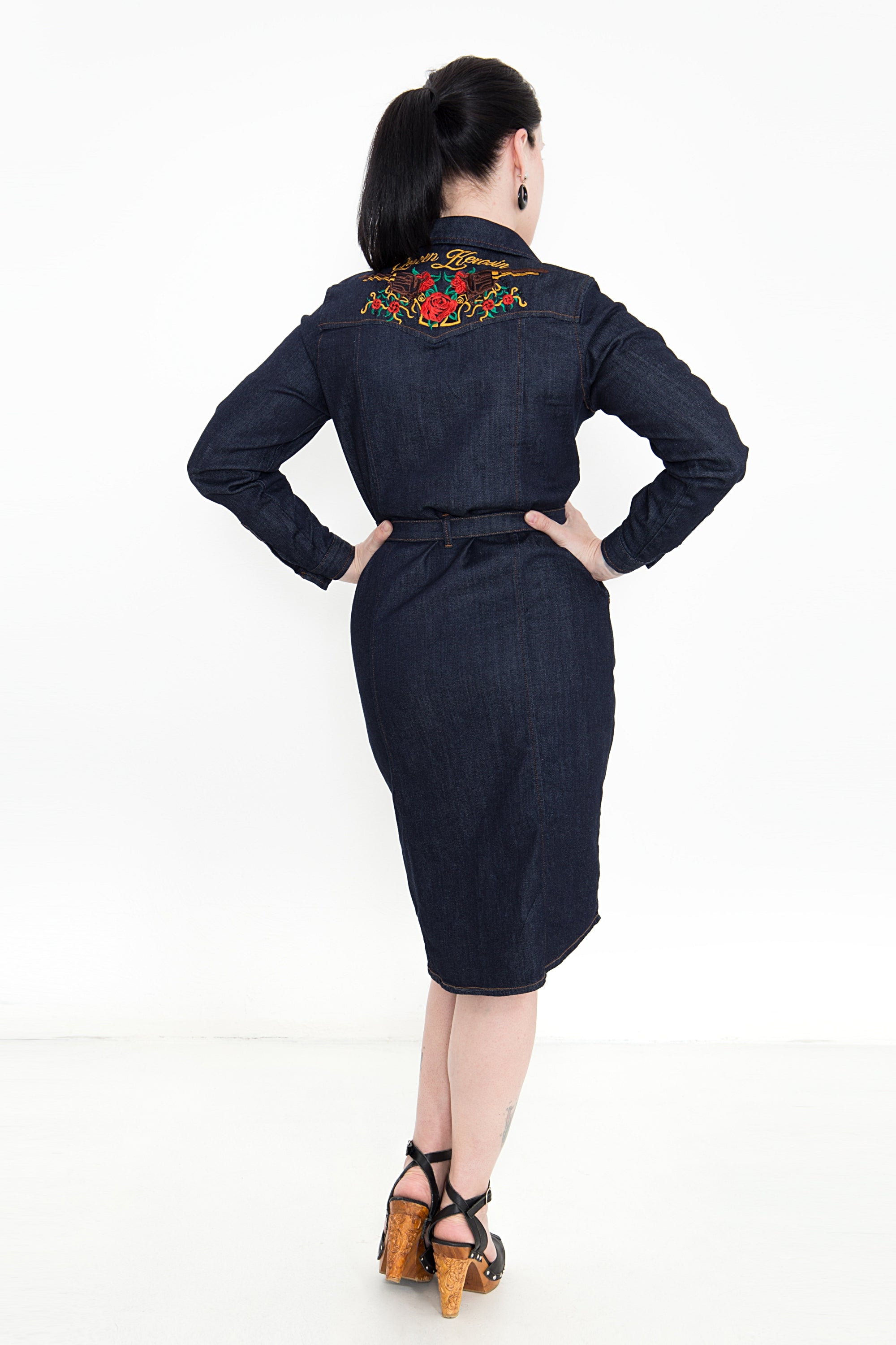 Queen Kerosin - Denim Kleid mit Western Stickereien «Western»