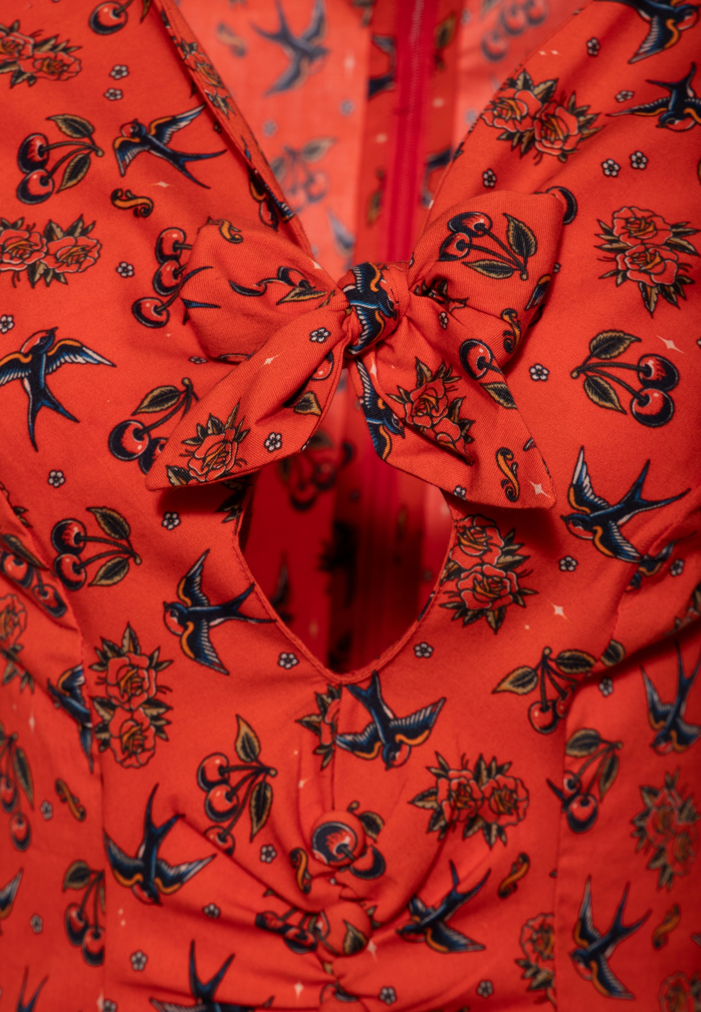 Etuikleid 'Cherries & Roses' in Rot Kleider von Queen Kerosin