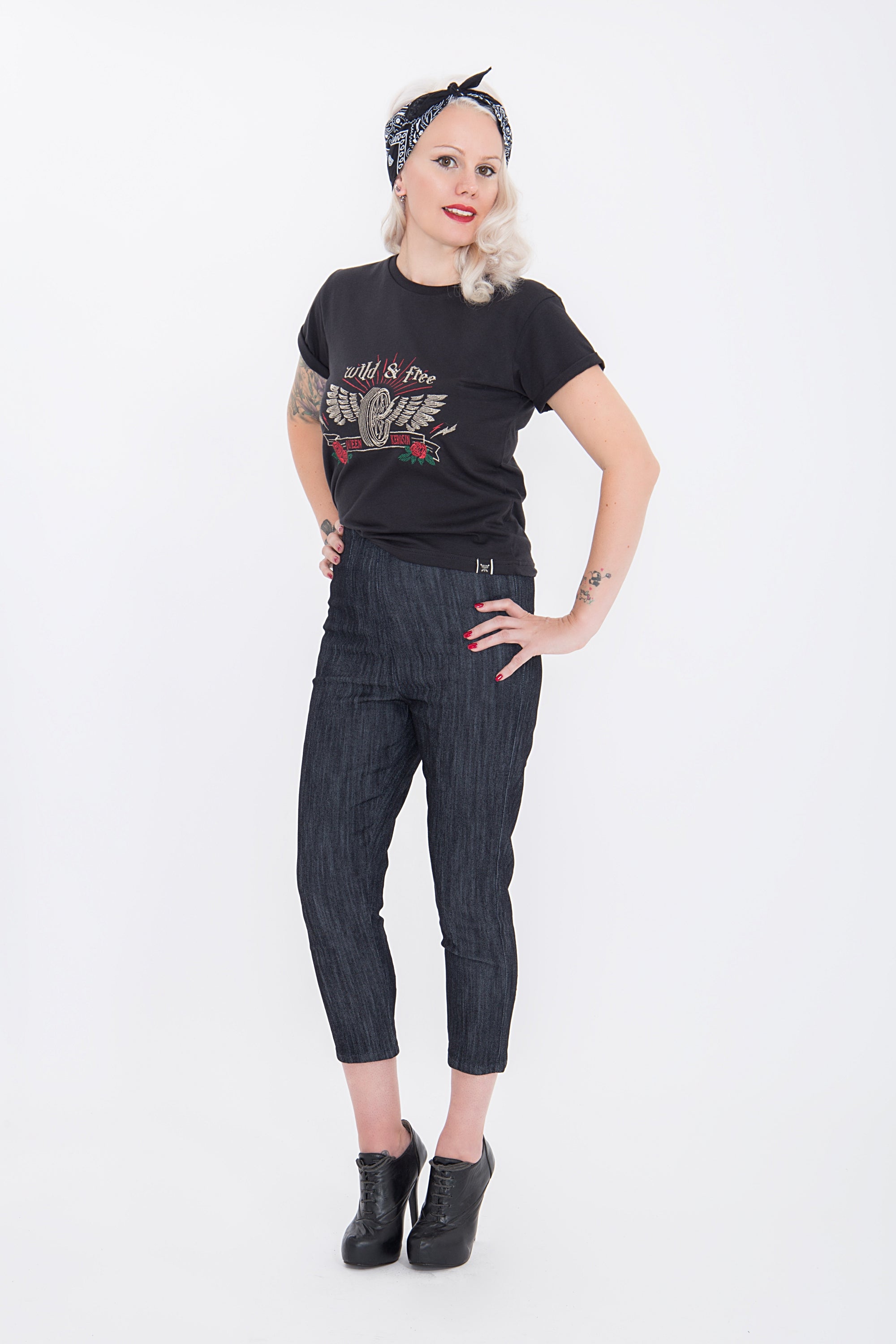 Queen Kerosin - Kurzarmshirt mit Front Print und Rundhalsausschnitt «Wild & Free»
