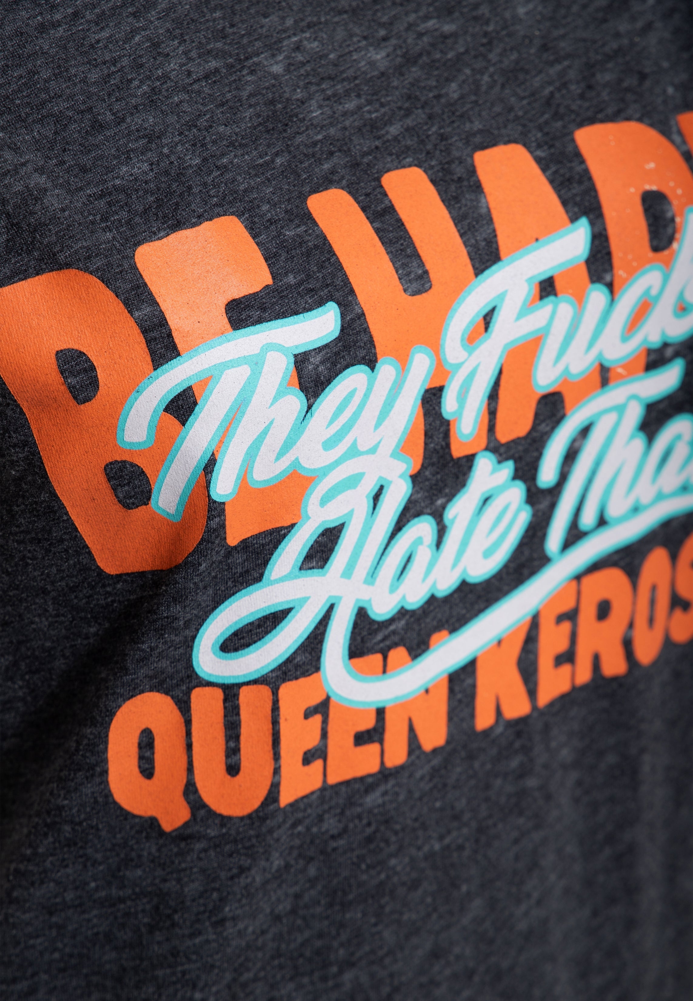 T-Shirt 'Be Happy' in Grau T-Shirts von Queen Kerosin