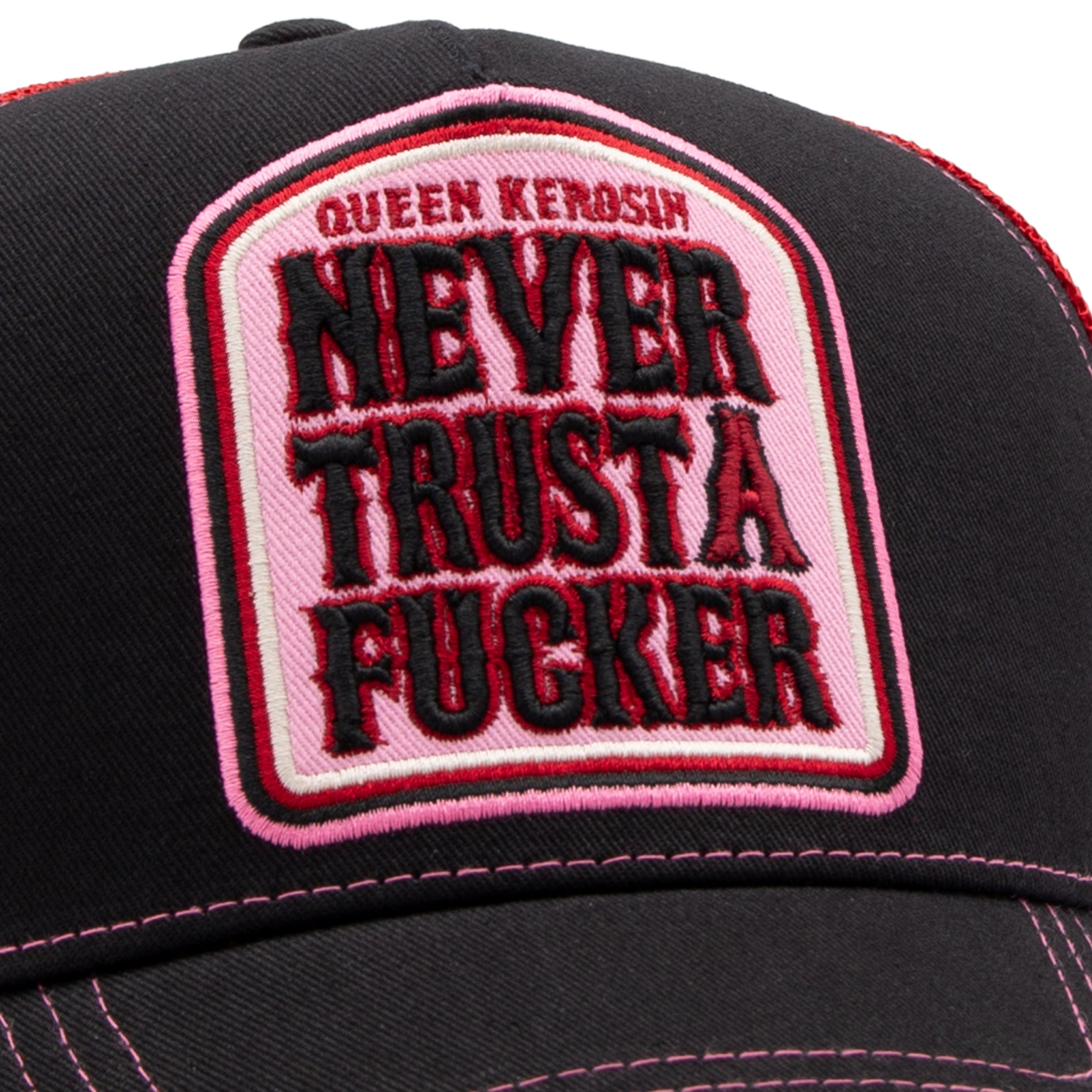 Trucker Cap 'Never Trust A Fucker' in Schwarz Rot Trucker Cap von Queen Kerosin