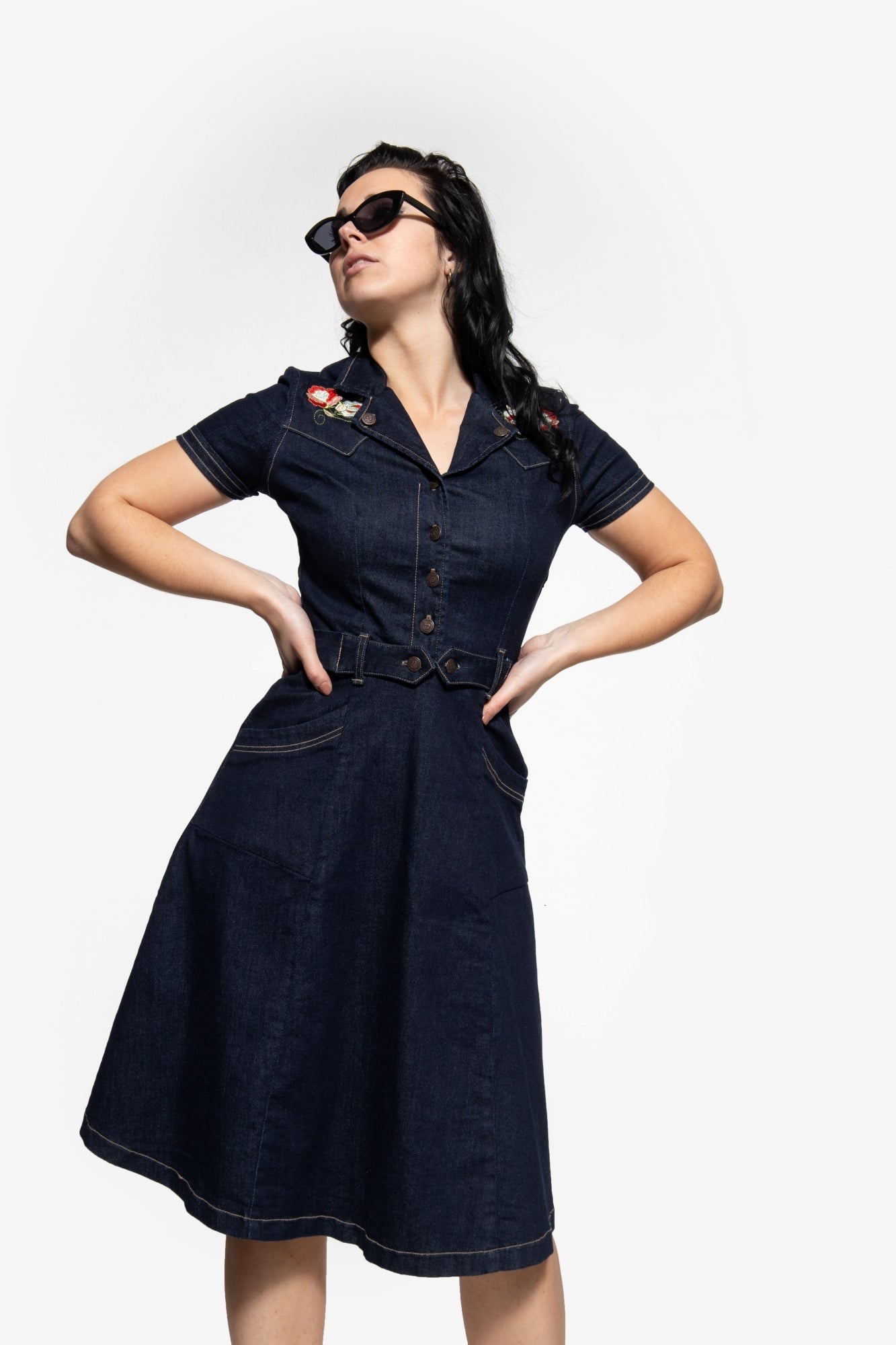 Queen Kerosin - 50s Swing Jeanskleid mit Stickerei