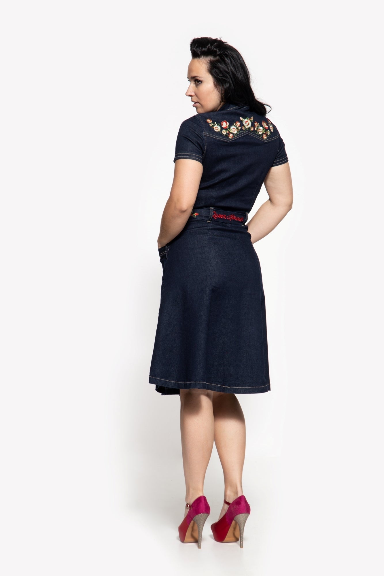 Queen Kerosin - 50s Swing Jeanskleid mit Stickerei