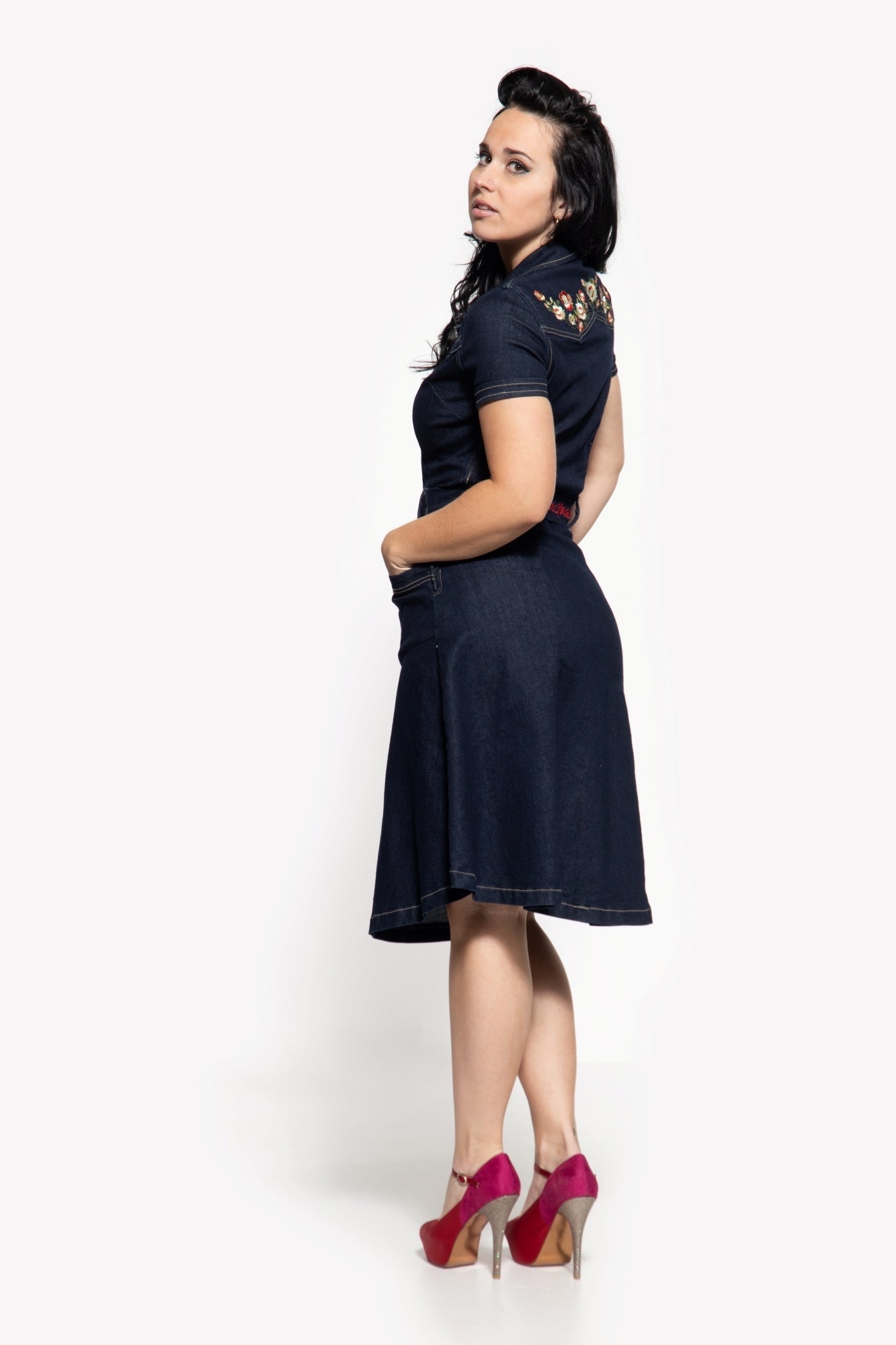 Queen Kerosin - 50s Swing Jeanskleid mit Stickerei