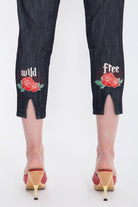Queen Kerosin - Capri Jeans mit angesagter Rosenstickerei «Wild & Free»
