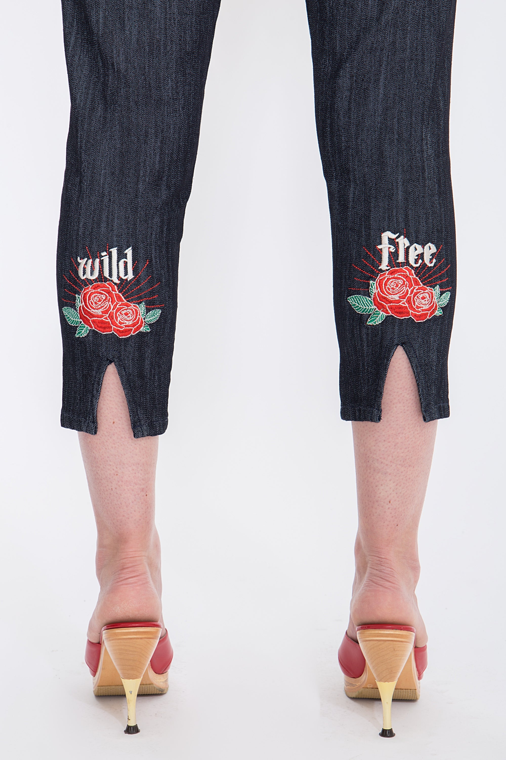 Queen Kerosin - Capri Jeans mit angesagter Rosenstickerei «Wild & Free»