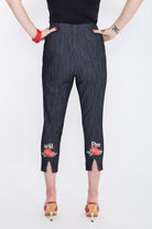 Queen Kerosin - Capri Jeans mit angesagter Rosenstickerei «Wild & Free»