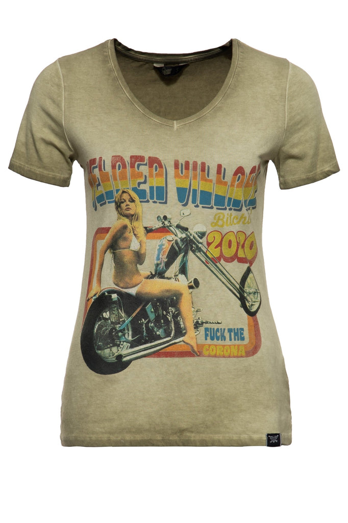 Queen Kerosin - Slim Fit T-Shirt mit Retro-Print und Oilwash-Effekt «Velden Village 2020»