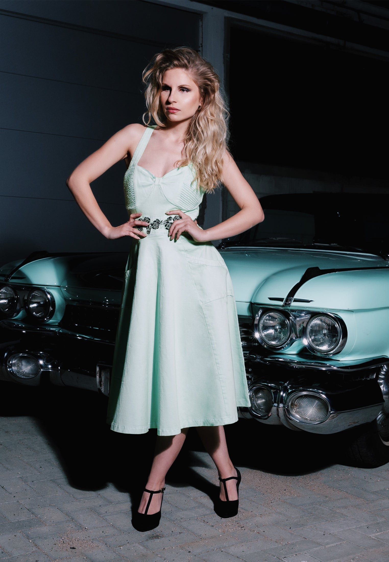 Queen Kerosin - Vintage Swing-Kleid mit floraler Stickerei