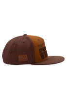 Flat Brim Cap 'Sponsored by Whiskey' in Braun Snapback Cap von King Kerosin