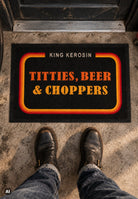 Fußmatte 'Titties, Beer & Choppers' in Schwarz – Fußmatte von King Kerosin - Ansicht 2