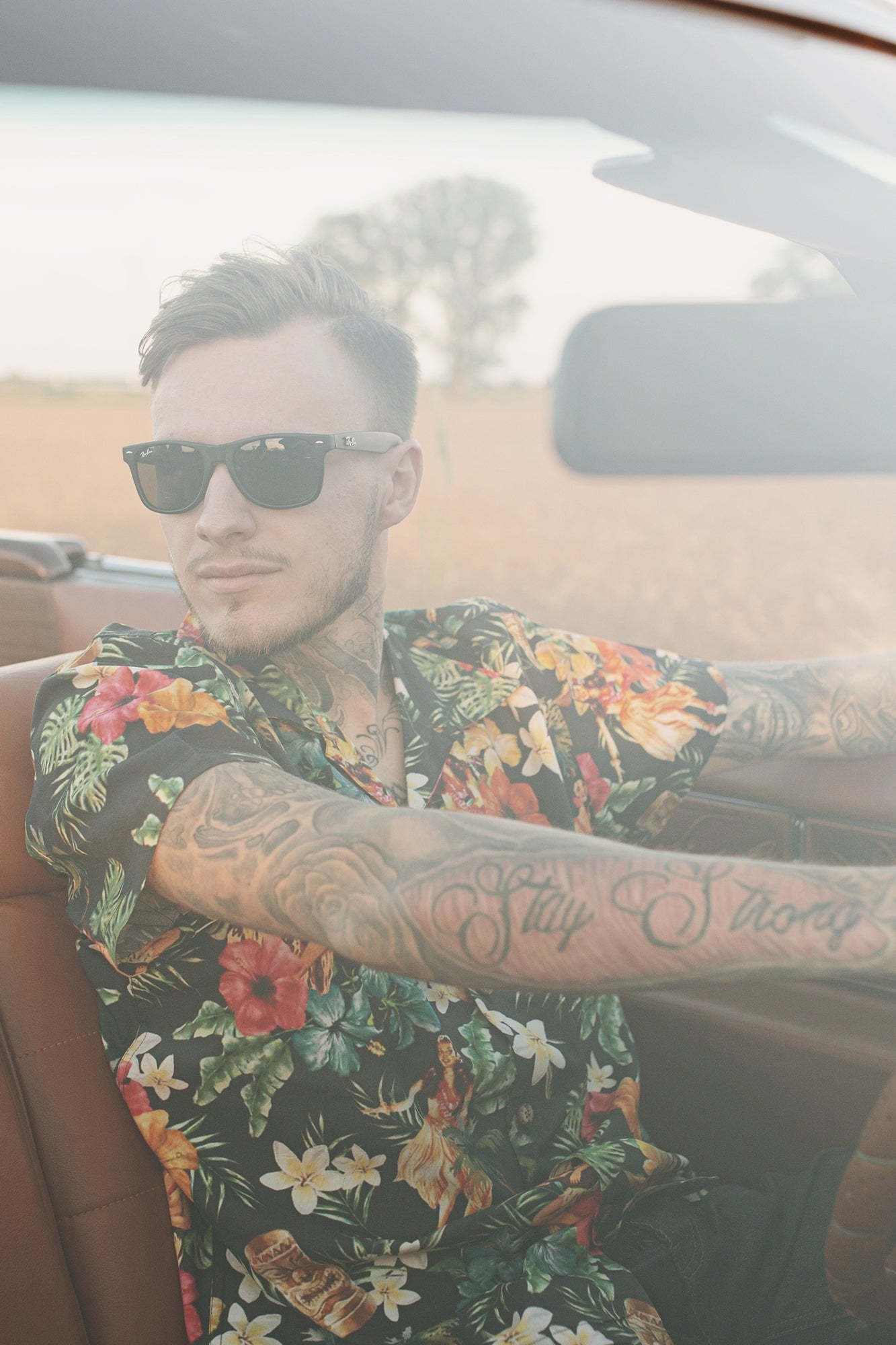 King Kerosin - Hawaii Kurzarmhemd mit floralem Print mit Tänzerinnen «Dancers»
