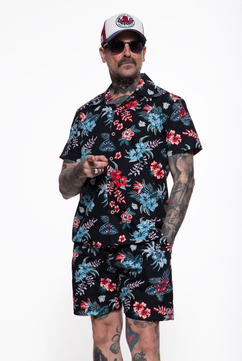 Shorts 'Hibiscus' in Schwarz Shorts von King Kerosin