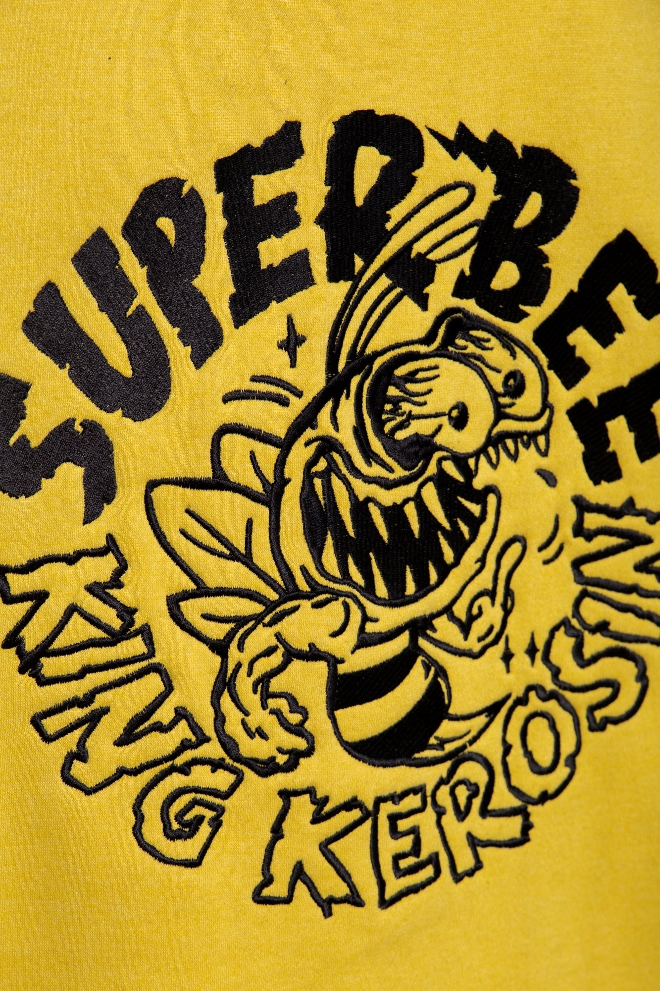 King Kerosin - Sweatjacke mit Raglanärmeln und Stickerei «Super Bee»