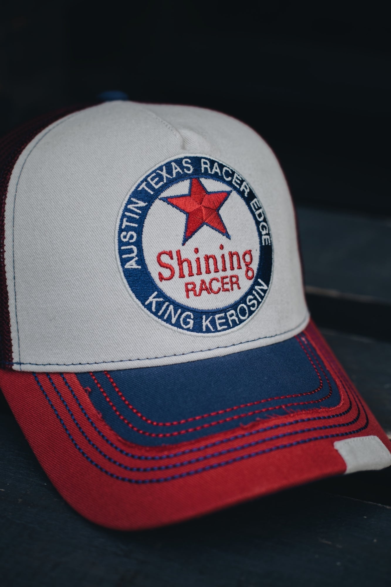 King Kerosin - Trucker Cap mit kontrastierender Stickerei «Shining»