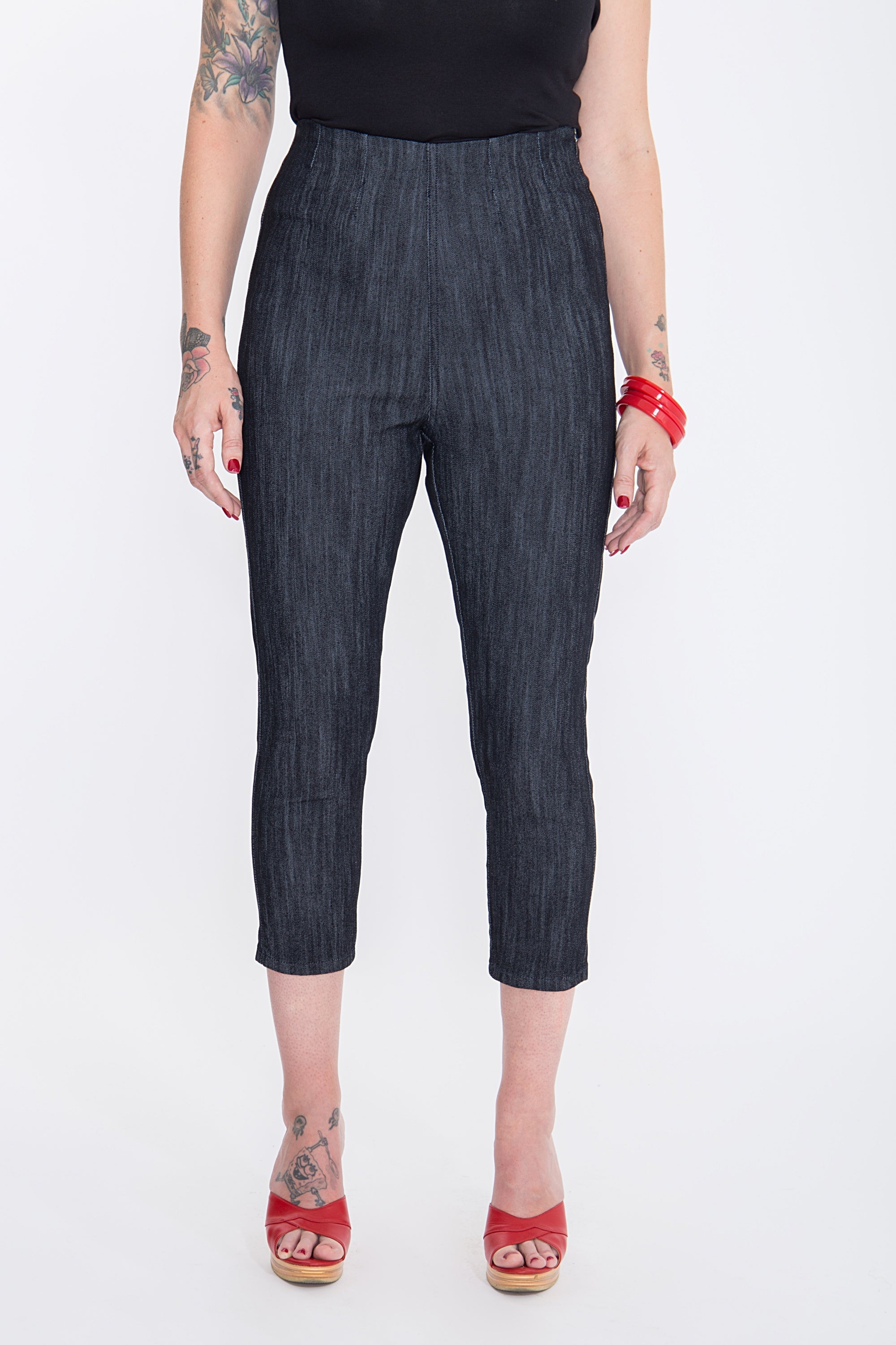 Capri Jeans mit modischen Schlitzen am Beinabschluss «Basic» Capris von Queen Kerosin