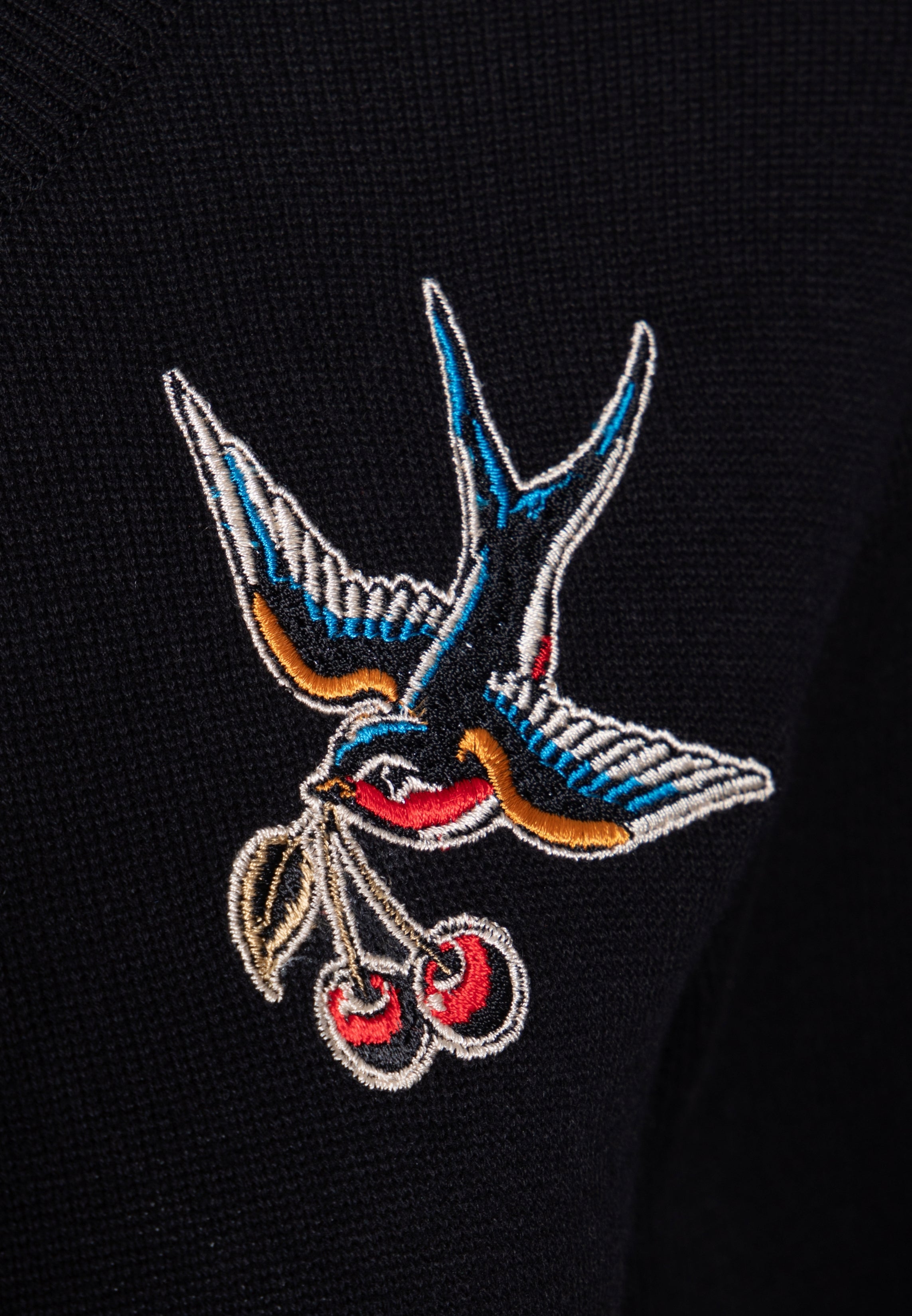 Cardigan 'Swallow and Cherry' in Schwarz Cardigan von Queen Kerosin