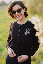Cardigan 'Swallow and Cherry' in Schwarz Cardigan von Queen Kerosin