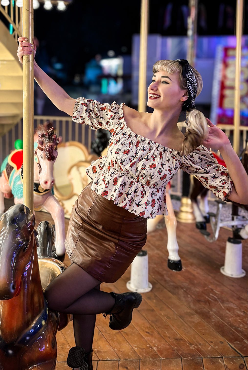 Carmen - Top 'Cherries & Roses' in Beige Blusen von Queen Kerosin