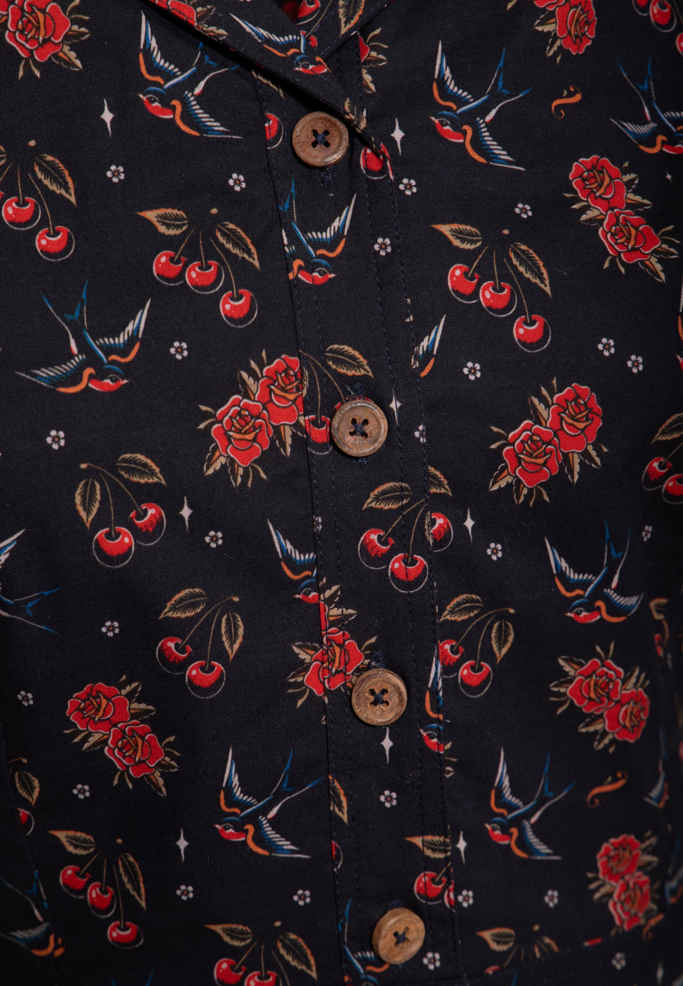 Cropped Hawaiibluse 'Cherries & Roses' in Schwarz Blusen von Queen Kerosin