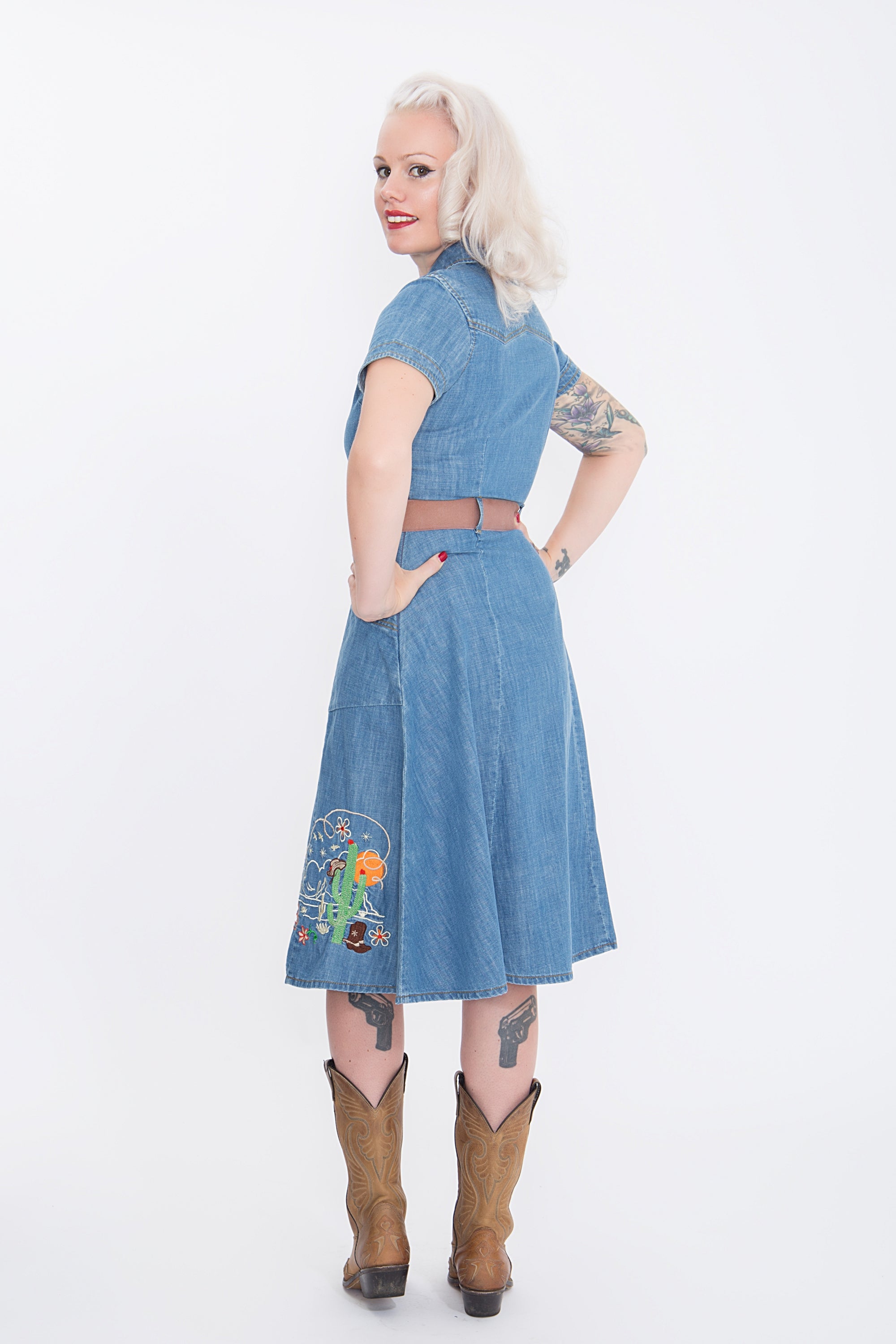Queen Kerosin - Denim Kleid mit Western Stickereien «Western»