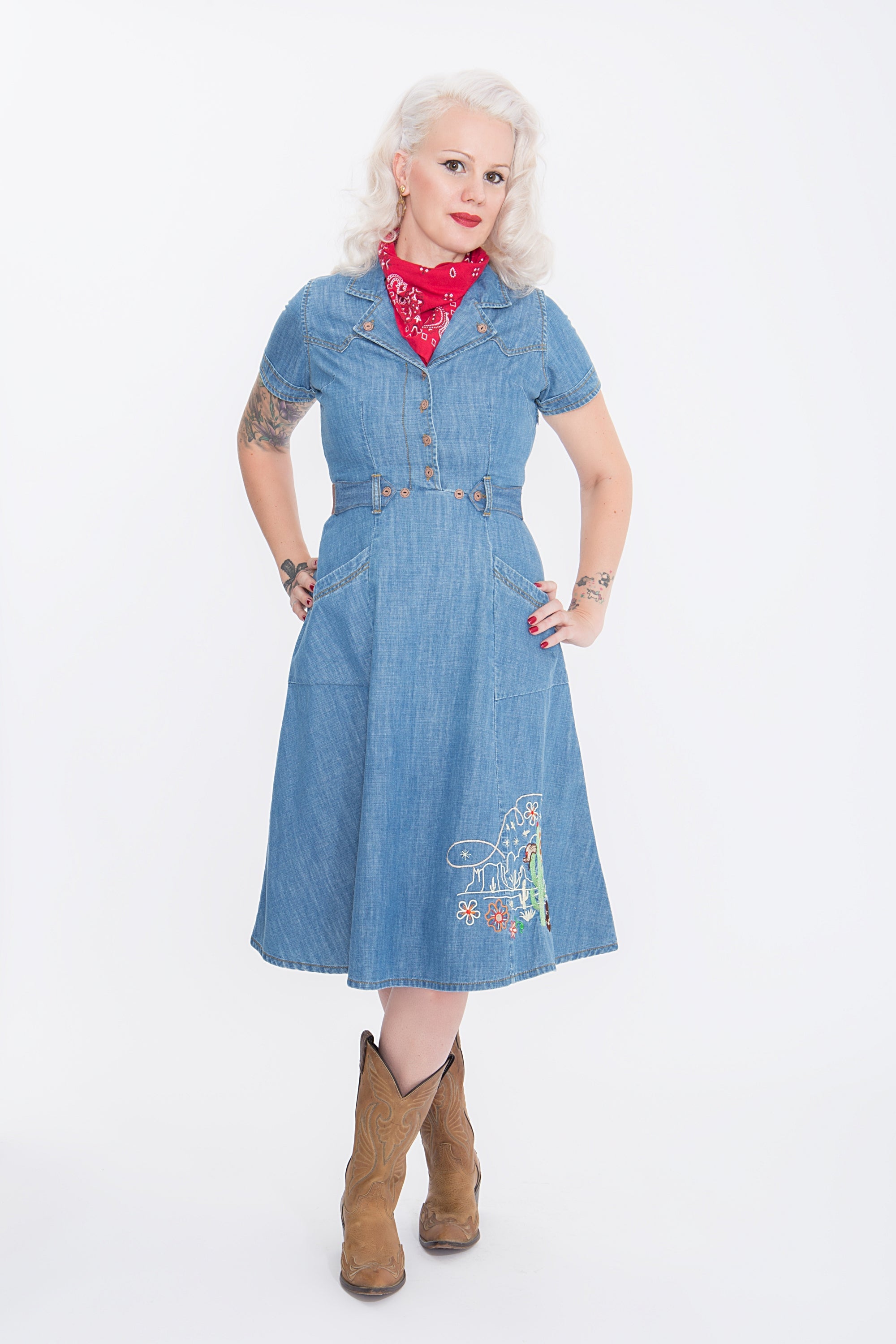 Queen Kerosin - Denim Kleid mit Western Stickereien «Western»