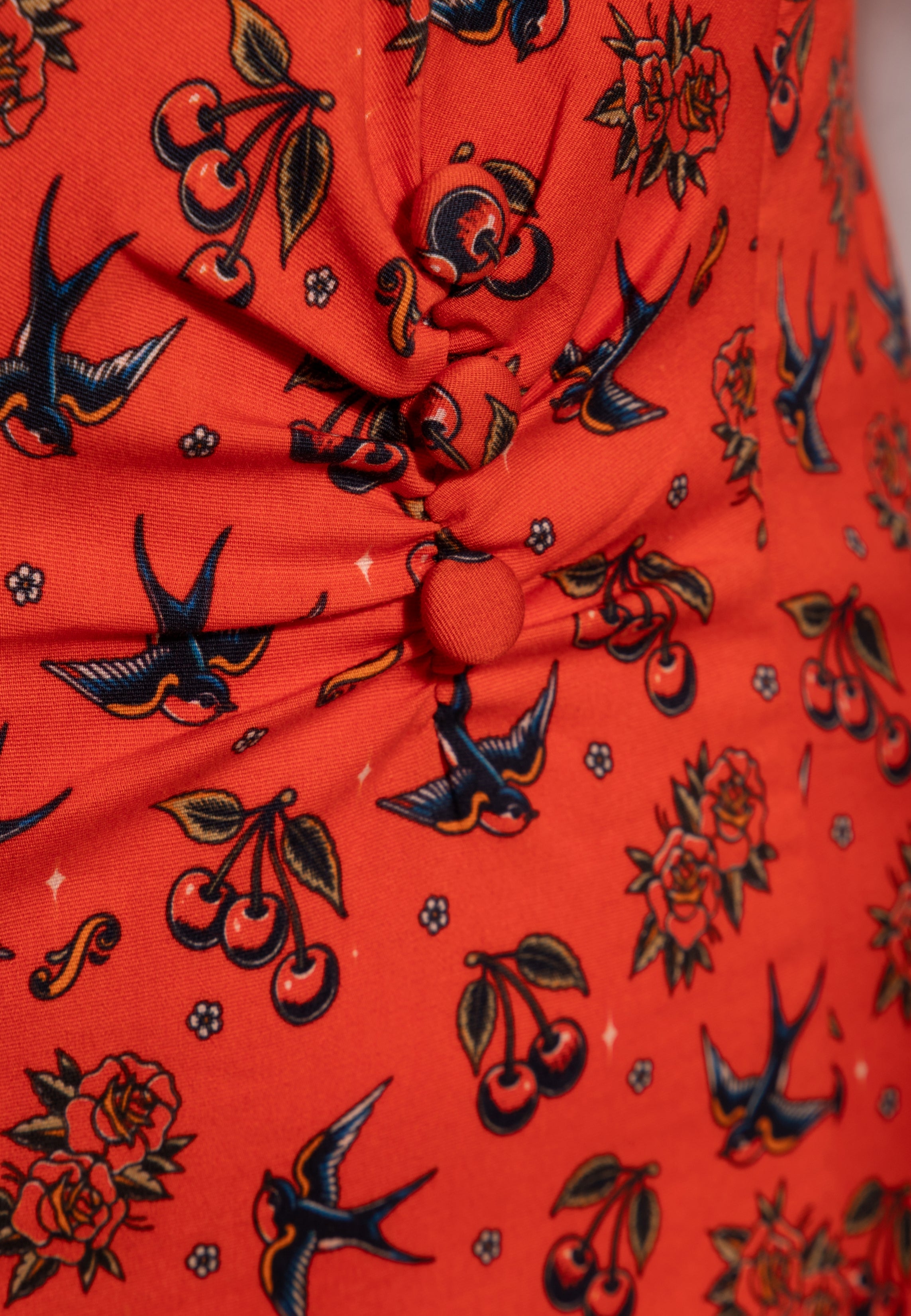 Etuikleid 'Cherries & Roses' in Rot Kleider von Queen Kerosin