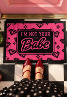 Fußmatte 'I'm not your Babe' in Pink – Fußmatte von Queen Kerosin - Ansicht 2