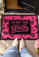 Fußmatte 'I'm not your Babe' in Pink – Fußmatte von Queen Kerosin - Ansicht 6