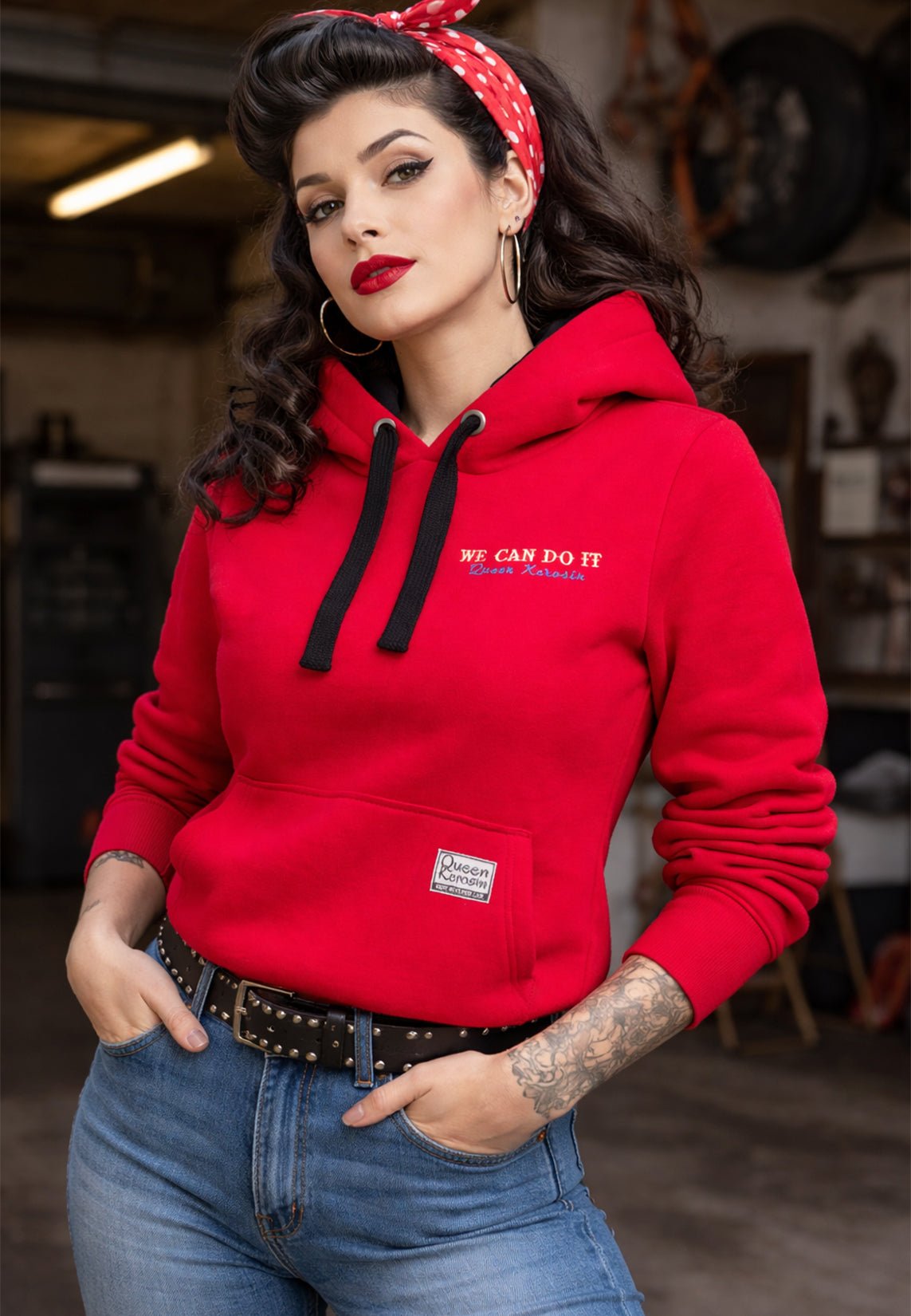 Hoodie 'We Can Do it' in Rot Kapuzenpullover von Queen Kerosin