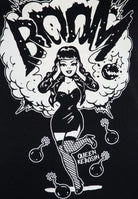 Queen Kerosin - Printshirt mit V-Ausschnitt «Boom»