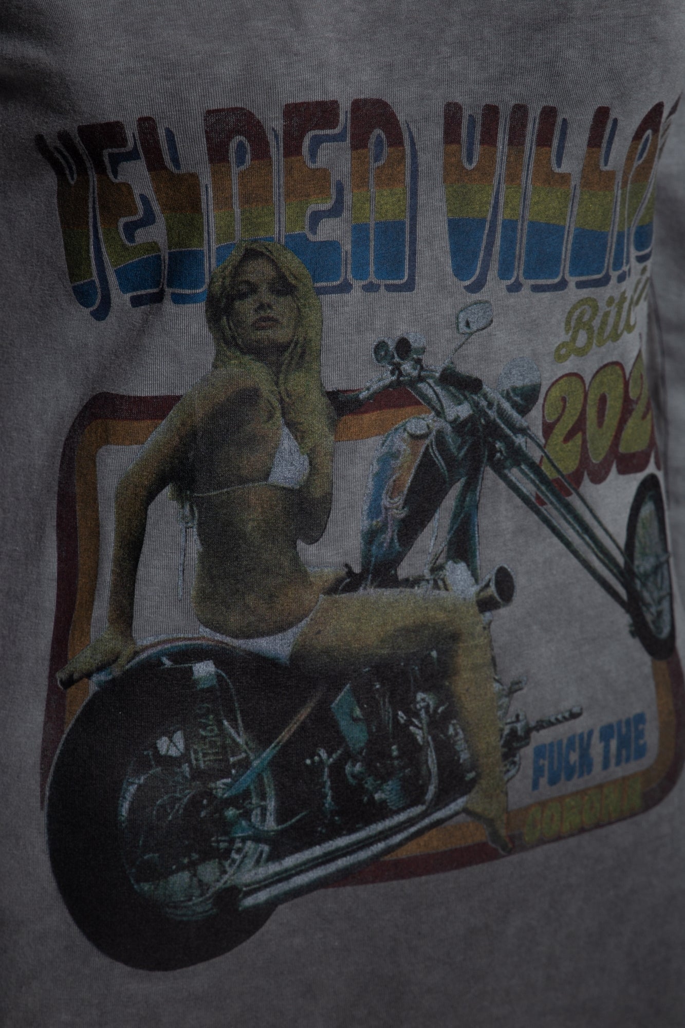 Slim Fit Longsleeve mit Retro - Print und Oilwash - Effekt «Velden Village 2020» Langarmshirts von Queen Kerosin