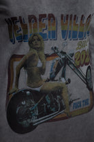 Slim Fit Longsleeve mit Retro - Print und Oilwash - Effekt «Velden Village 2020» Langarmshirts von Queen Kerosin