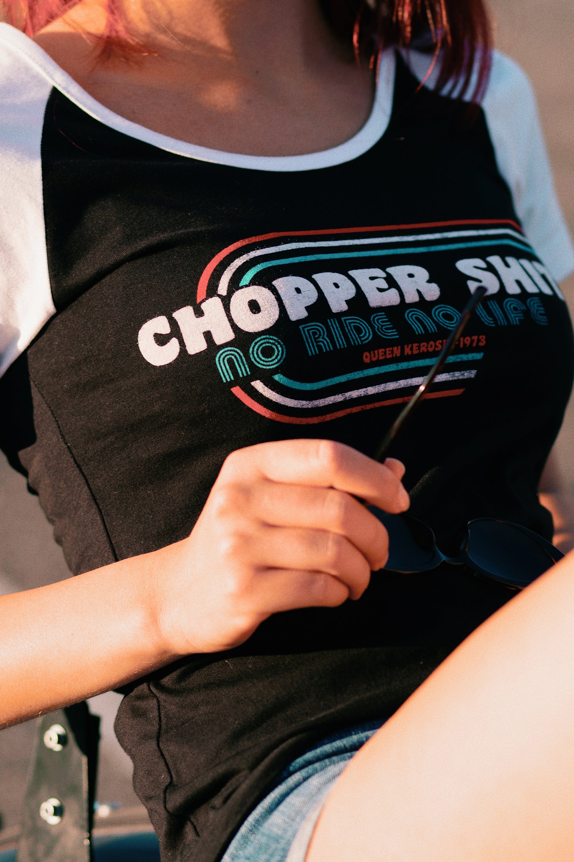 Queen Kerosin - T-Shirt mit kontrastierenden Raglan - Ärmeln und Frontprint «Chopper»