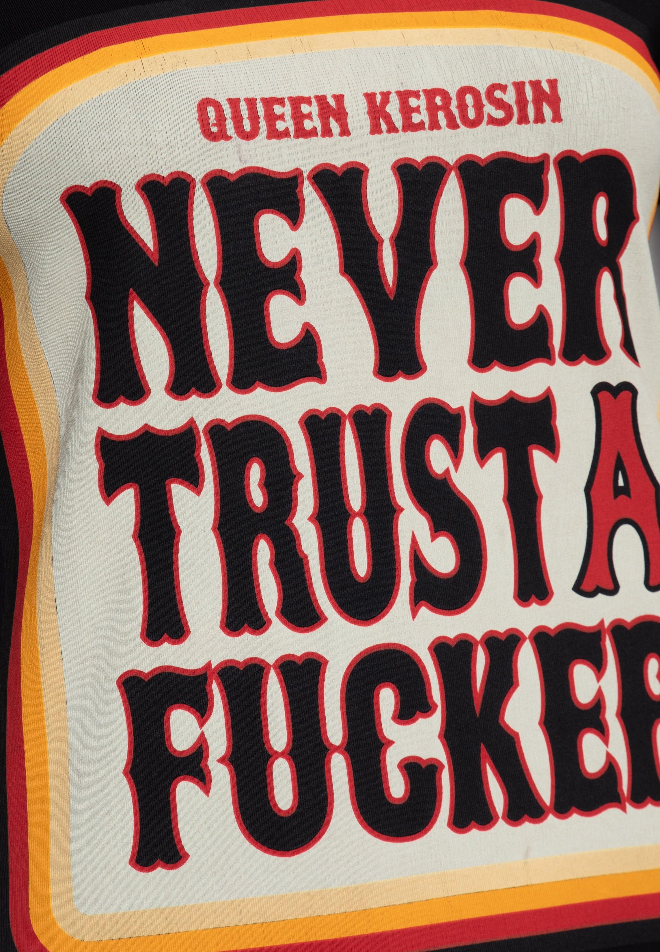 T-Shirt 'Never Trust A Fucker' in Schwarz T-Shirts von Queen Kerosin