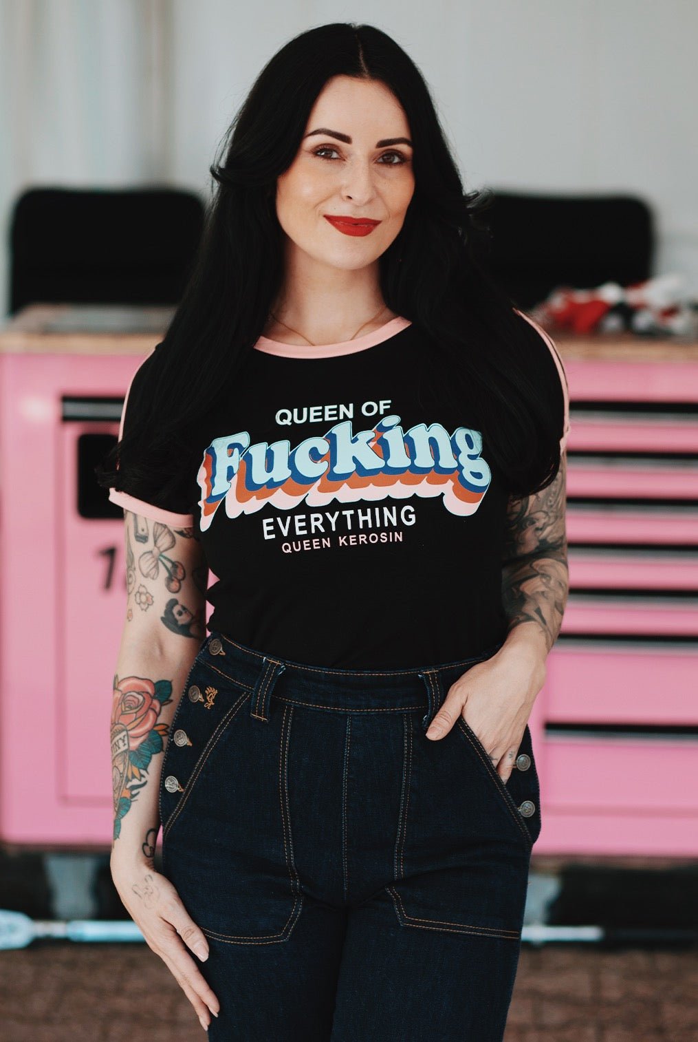 T-Shirt 'Queen Of Fucking Everything' in Schwarz T-Shirts von Queen Kerosin