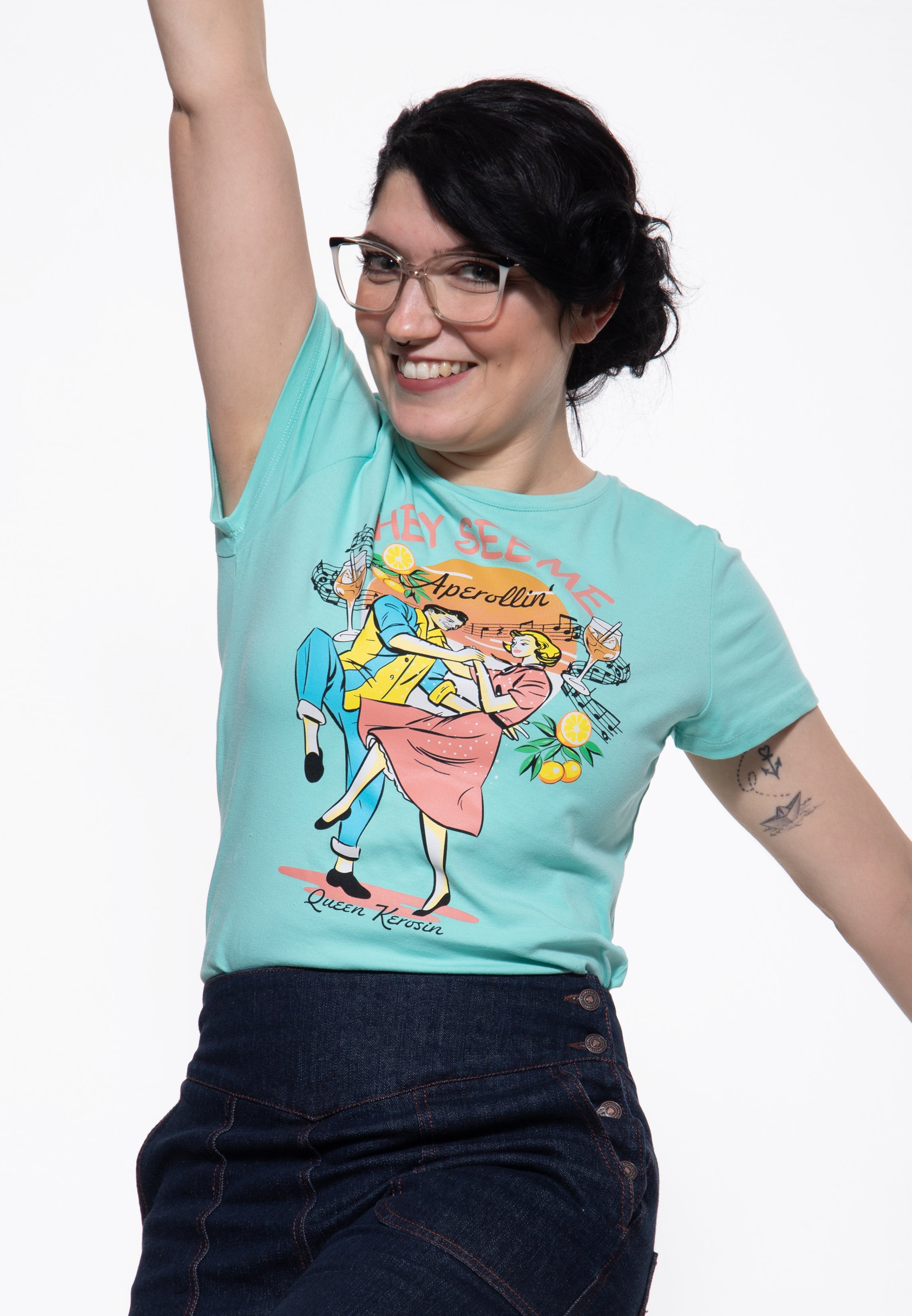 T-Shirt 'They See Me Aperollin'' in Mint T-Shirts von Queen Kerosin